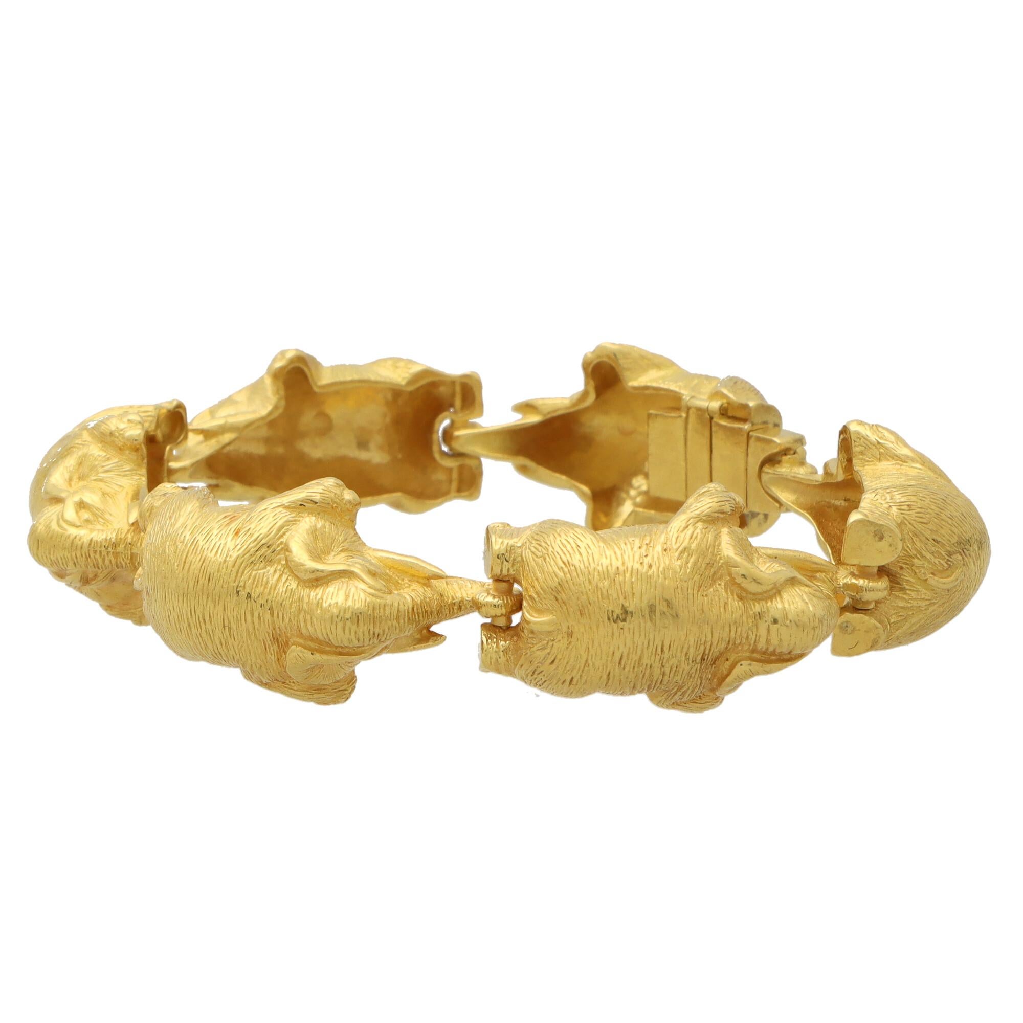 Vintage Walking Elephant Link Bracelet Set in 18k Yellow Gold In Good Condition For Sale In London, GB