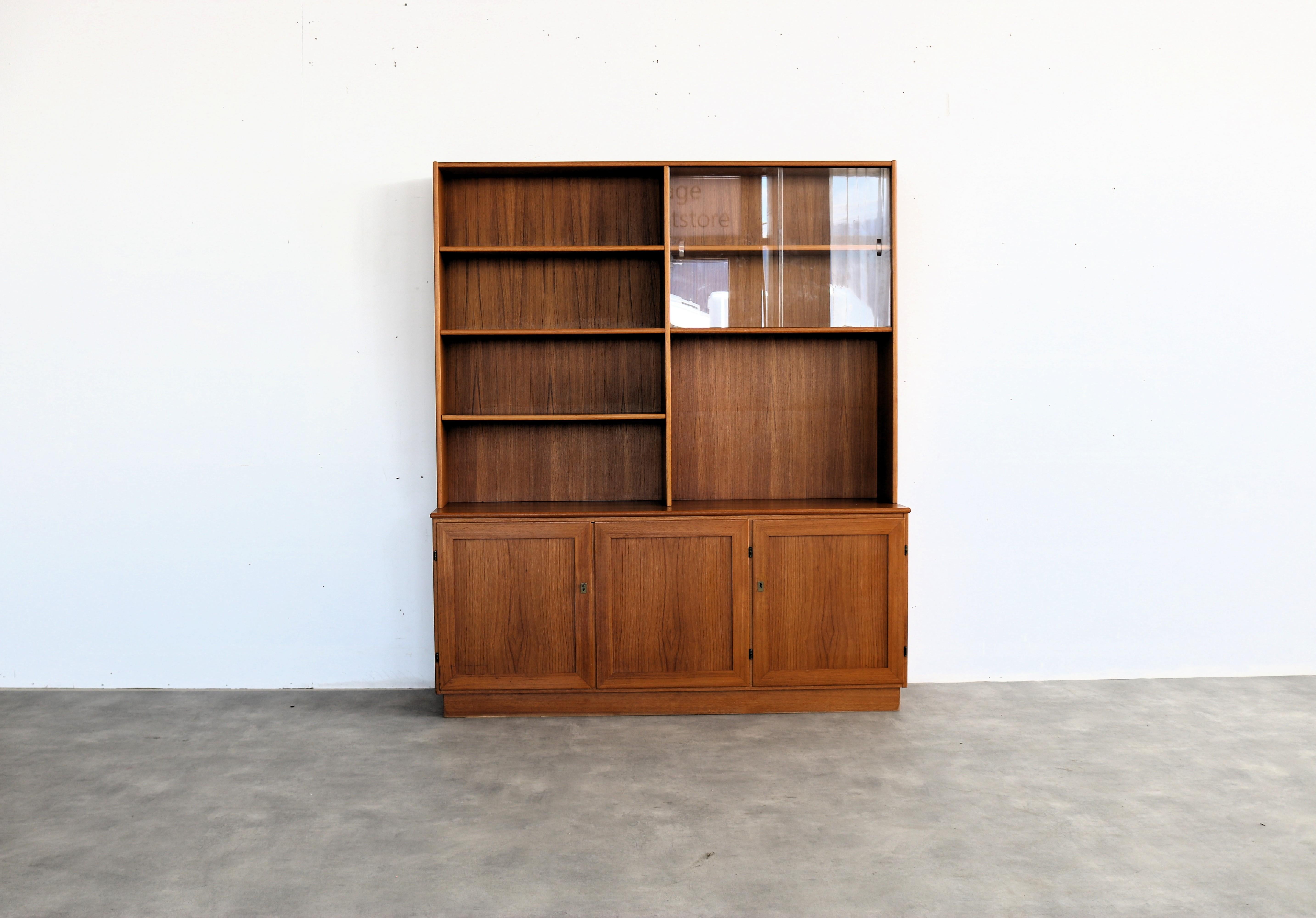 vintage wall cabinet  bookcase  1960s  Swedish

period  1960s
design  unknown  Sweden
condition  good  minor signs of use 
size  178 x 151 x 43 (hxbxd)

details  teak; glass;

item number  2827