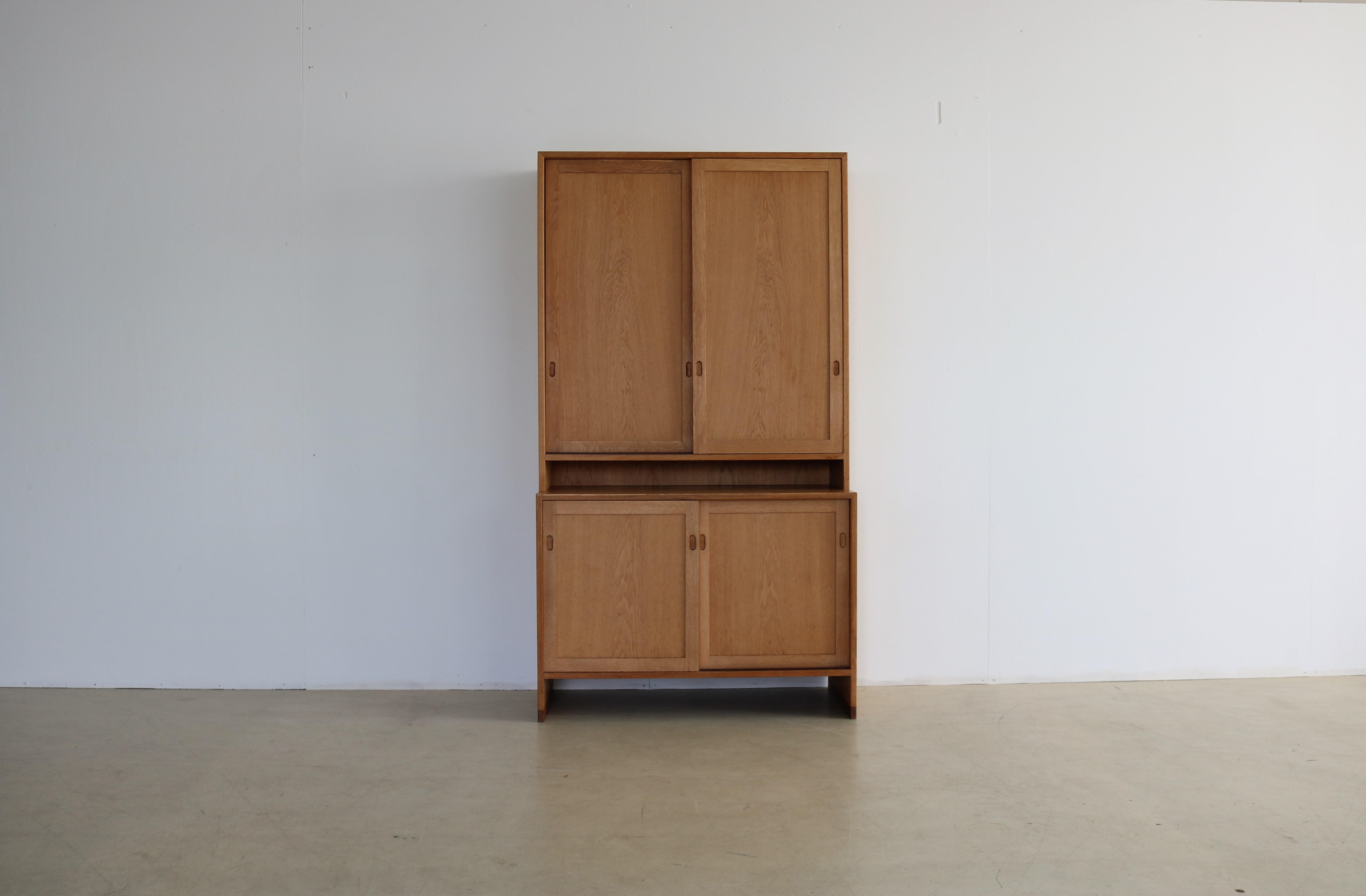 vintage wall cabinet cabinet Hans Wegner R.Y. Mobler

period 60's
designs Hans Wegner R.Y. Mobler Denmark
conditions good light signs of use
size 181 x 100 x 48.5 (HxWxD)

details Oak; teak;

article number 1735.