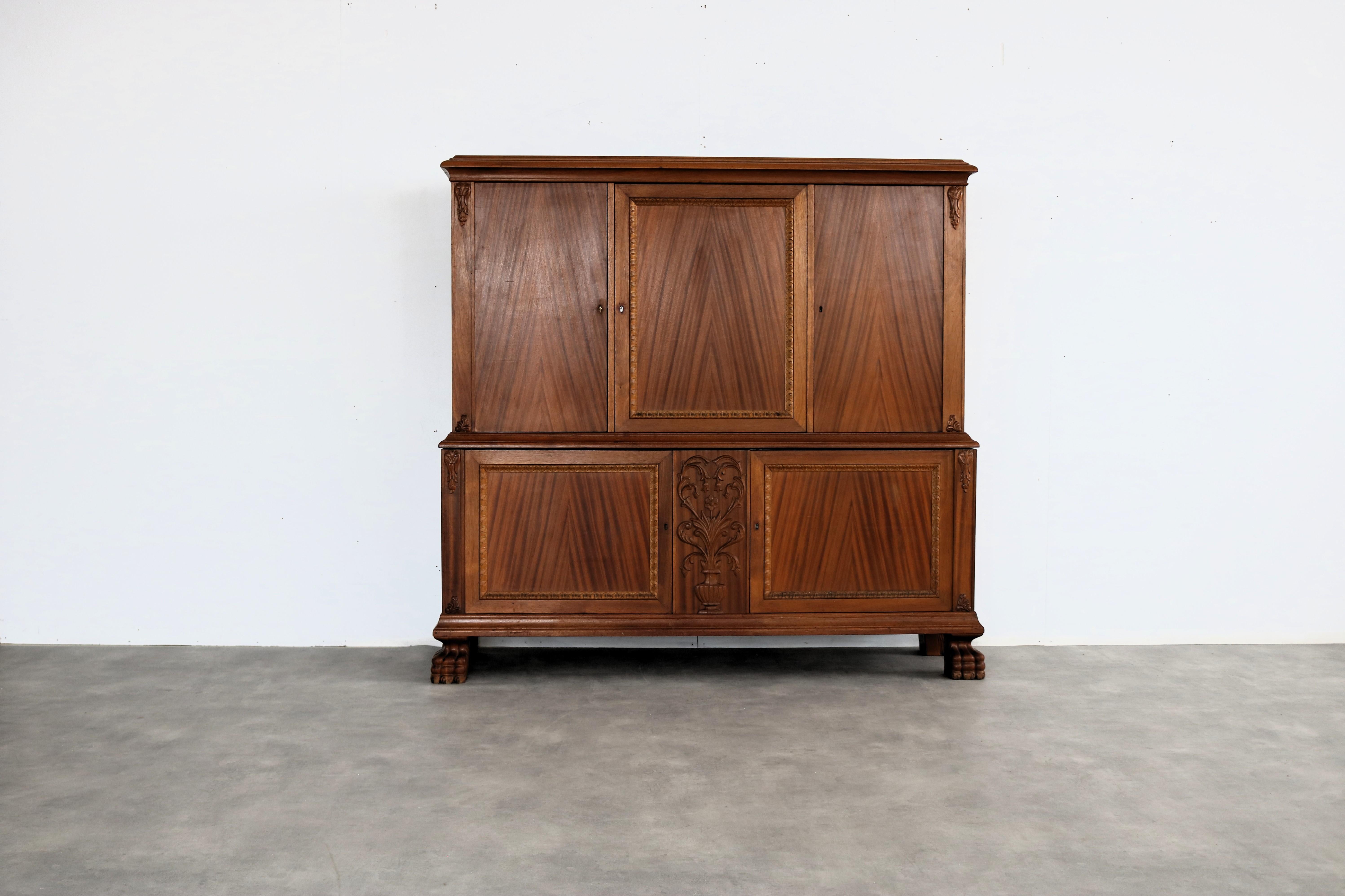 armario de pared vintage  highboard  1950s  Suecia

periodo  1950s
diseño  desconocido  Suecia
condición  bien  pequeños signos de uso  1 puerta a la que le falta la cerradura; 
talla  160 x 162 x 47 (hxbxd)

detalles  teca;
número de artículo  2743