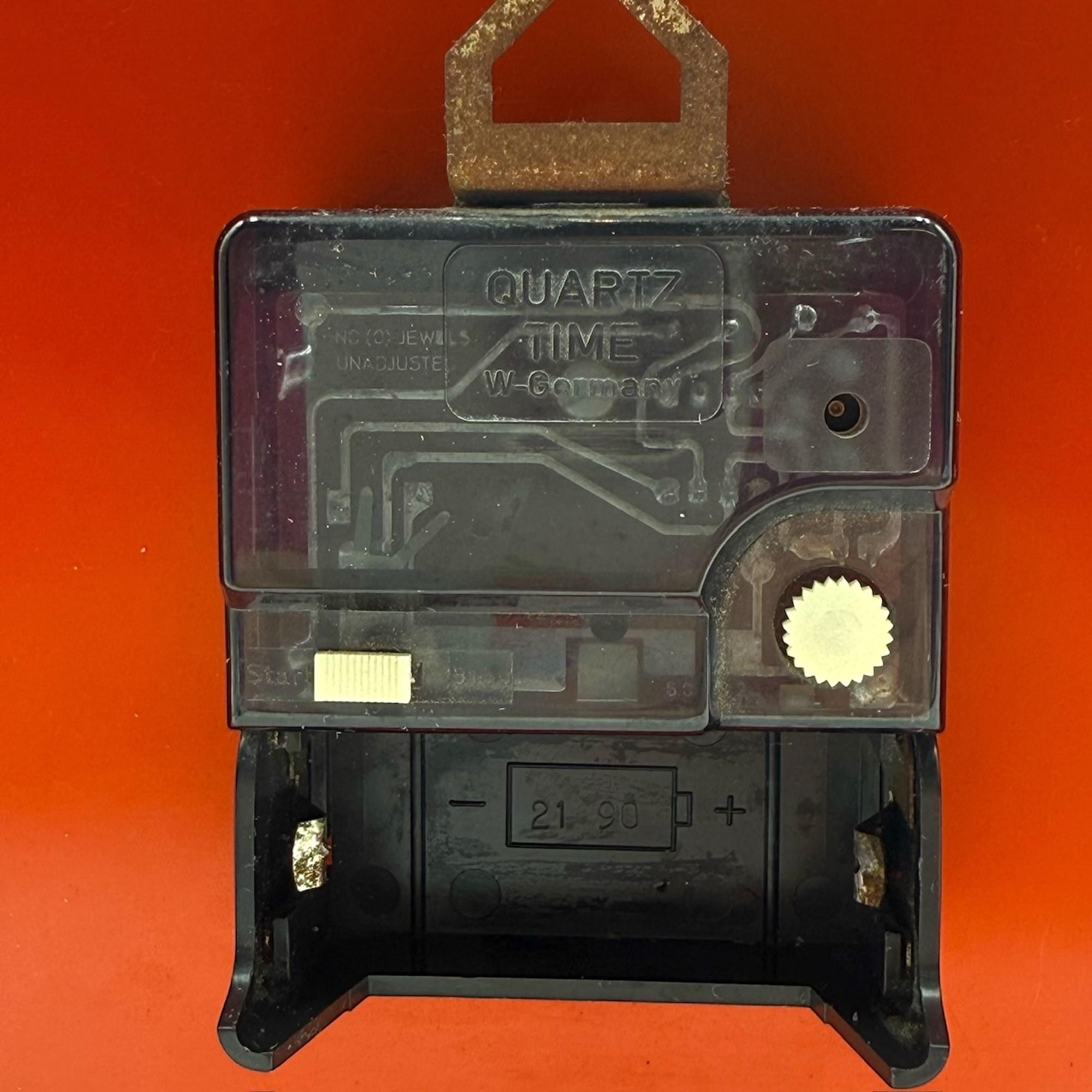 Horloge murale vintage par Stärke - Design des années 70 avec des nuances d'orange et de chrome en vente 3