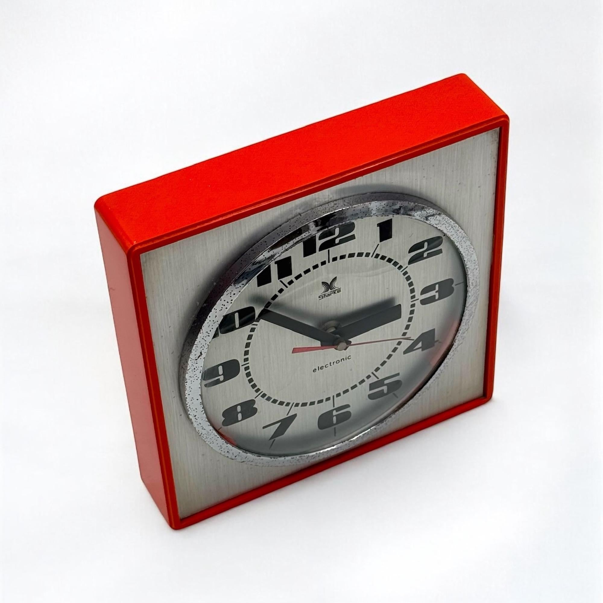 Horloge murale vintage par Stärke - Design des années 70 avec des nuances d'orange et de chrome en vente 4