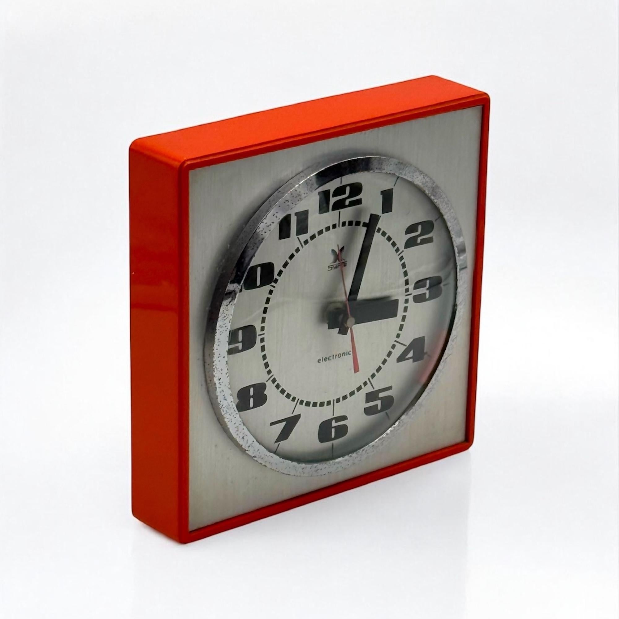 Horloge murale vintage par Stärke - Design des années 70 avec des nuances d'orange et de chrome Bon état - En vente à San Benedetto Del Tronto, IT