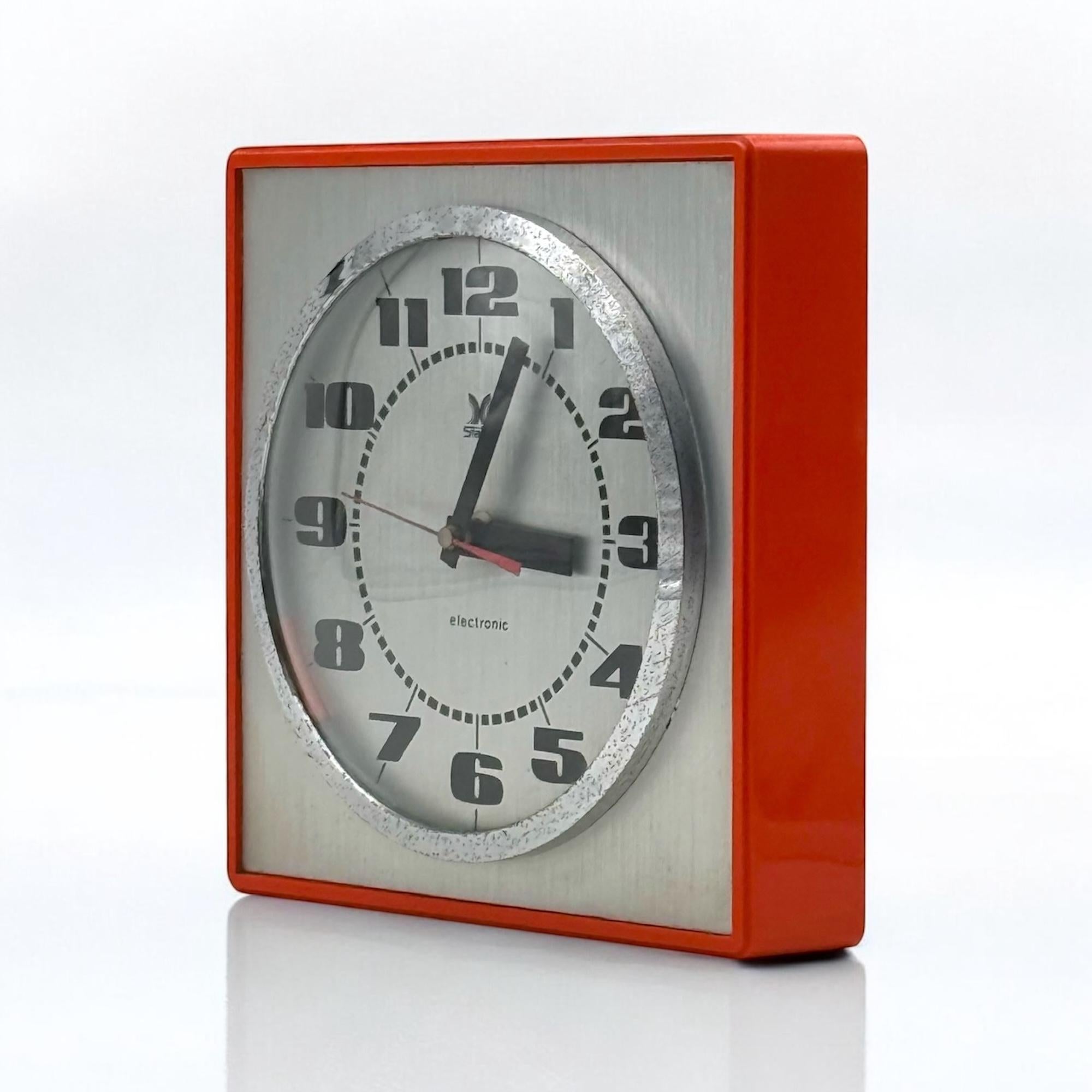 Late 20th Century Horloge murale vintage par Stärke - Design des années 70 avec des nuances d'orange et de chrome en vente