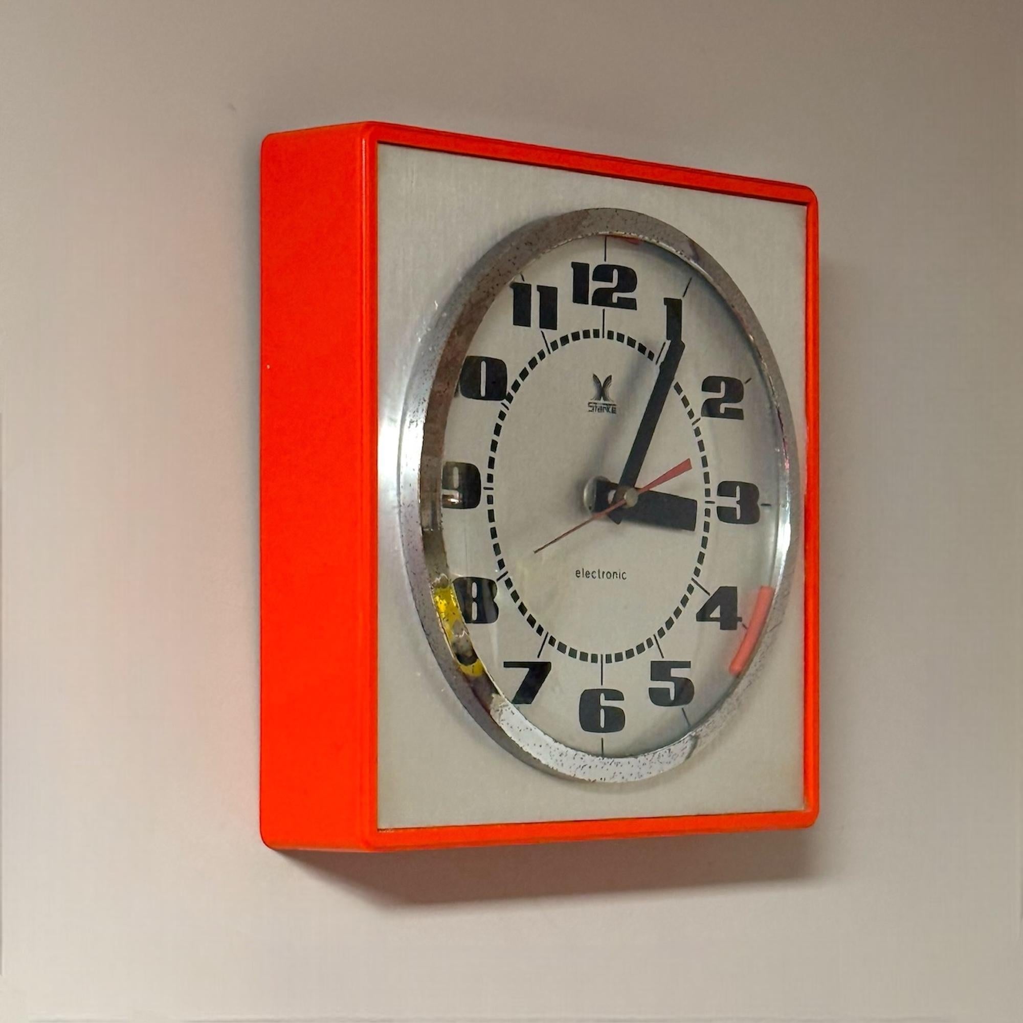 Horloge murale vintage par Stärke - Design des années 70 avec des nuances d'orange et de chrome en vente 1