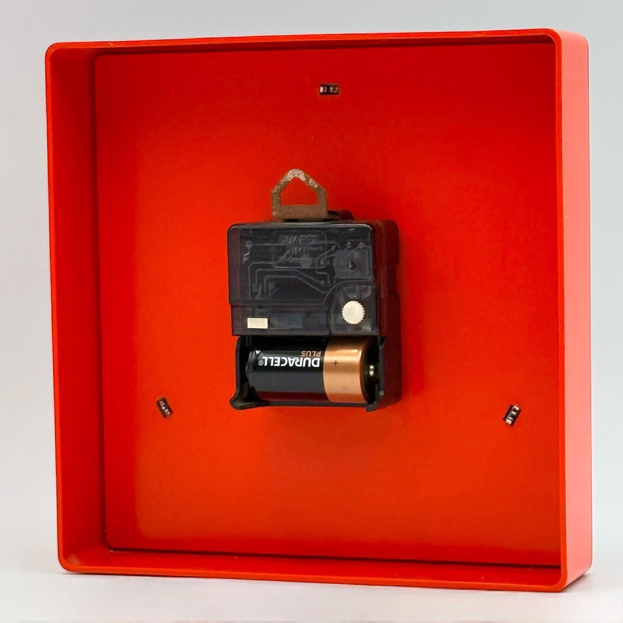 Horloge murale vintage par Stärke - Design des années 70 avec des nuances d'orange et de chrome en vente 2