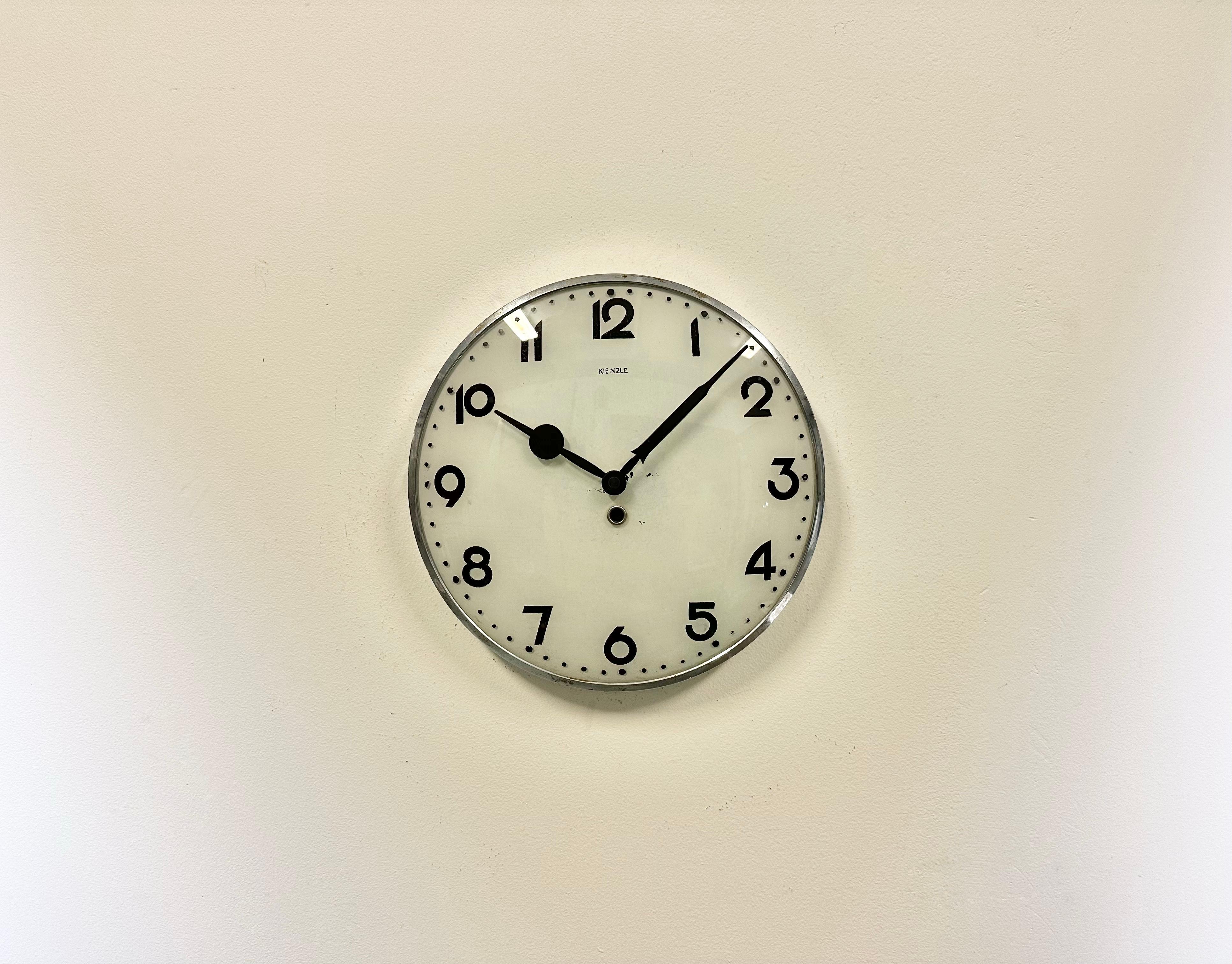Vintage horloge en fer avec cadran en verre convexe, fabriquée par Kienzle Clock en Allemagne dans les années 1950, convertie en horloge à piles et nécessitant une seule pile AA. Mesures : Diamètre 30 cm. Le poids de l'horloge est de 1,2 kg.