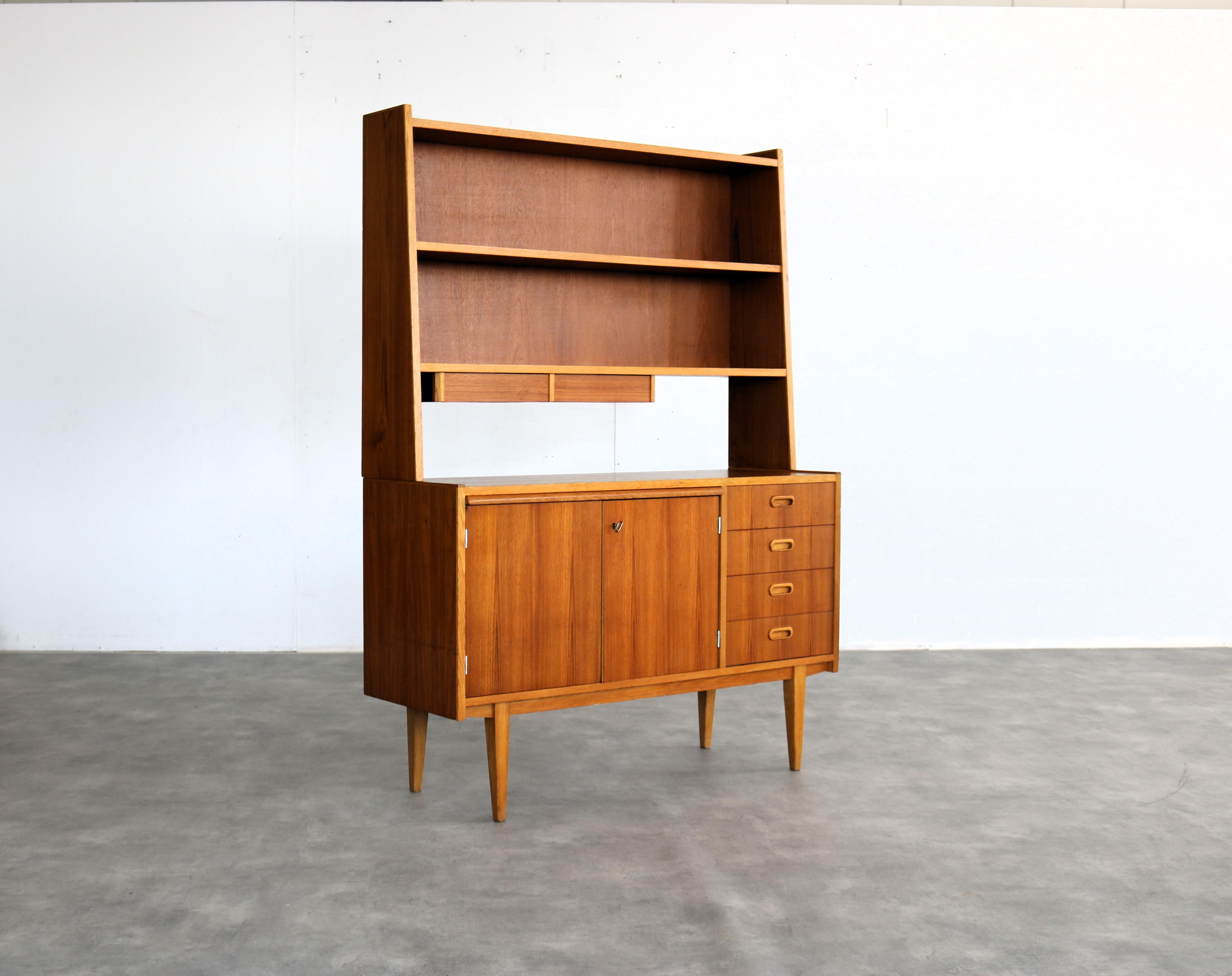 Vintage-Hängeschrank  60s  Sekretärin  Schrank  Schwedisch

Zeitraum  60's
Entwurf  unbekannt  Schweden
Bedingung  gut  leichte Gebrauchsspuren
Größe  163 x 119 x 41 (HxBxT)

Details  Eiche; Teakholz;

Artikelnummer  2511