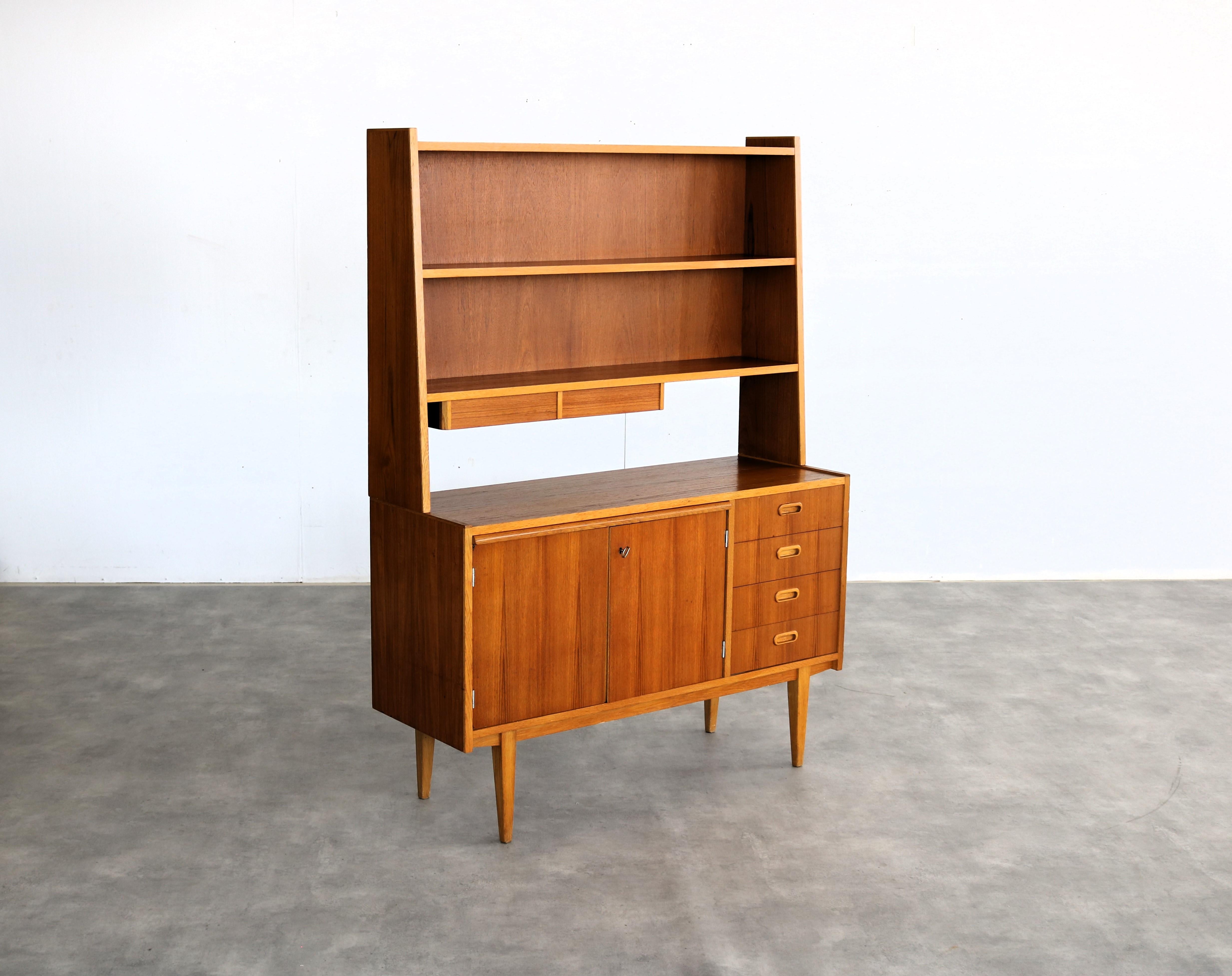 Vintage-Hängeschrank  60s  Sekretärin  Schrank  Schwedisch im Zustand „Gut“ im Angebot in Lemmer, NL
