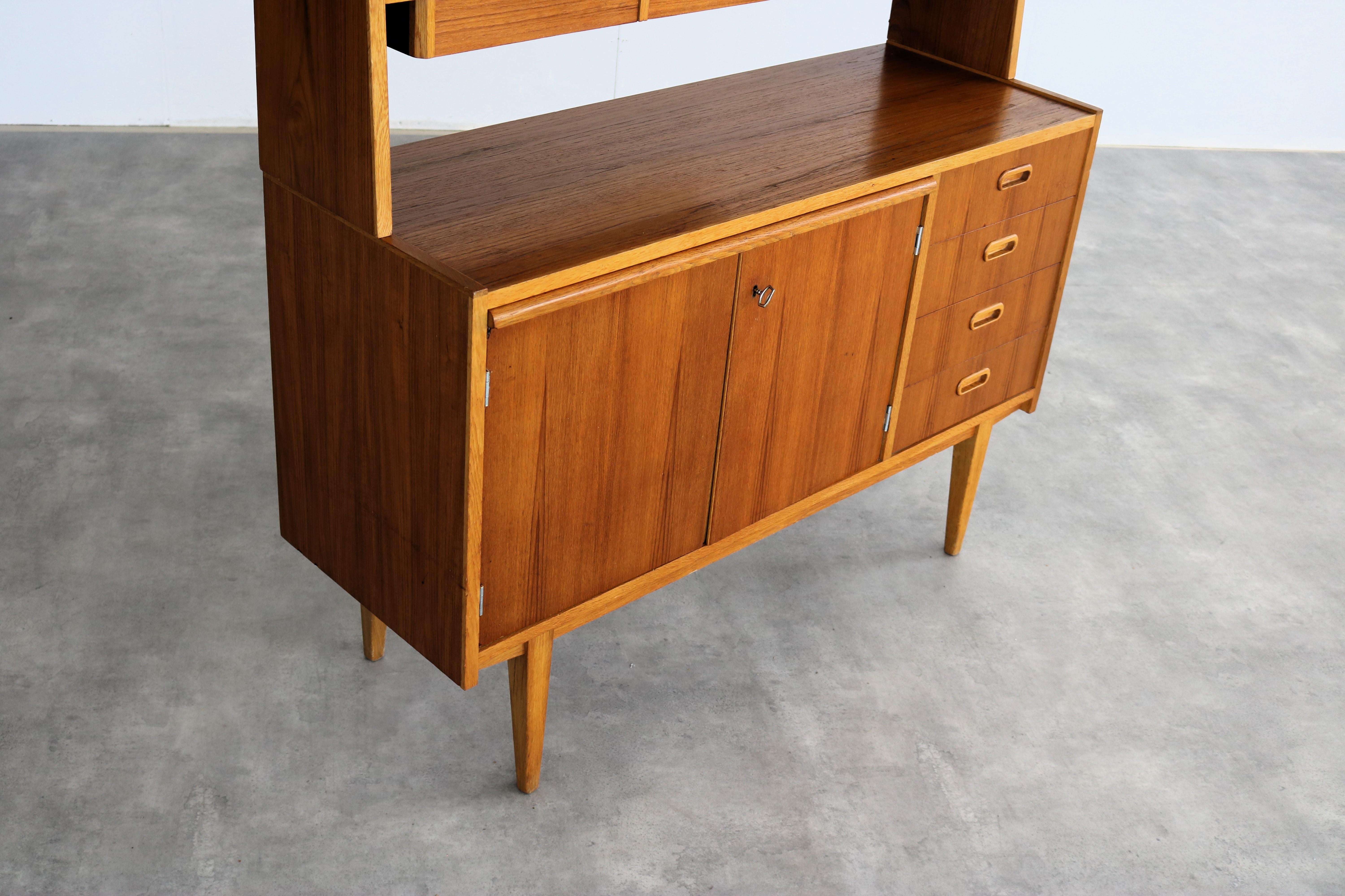 Vintage-Hängeschrank  60s  Sekretärin  Schrank  Schwedisch (Eichenholz) im Angebot