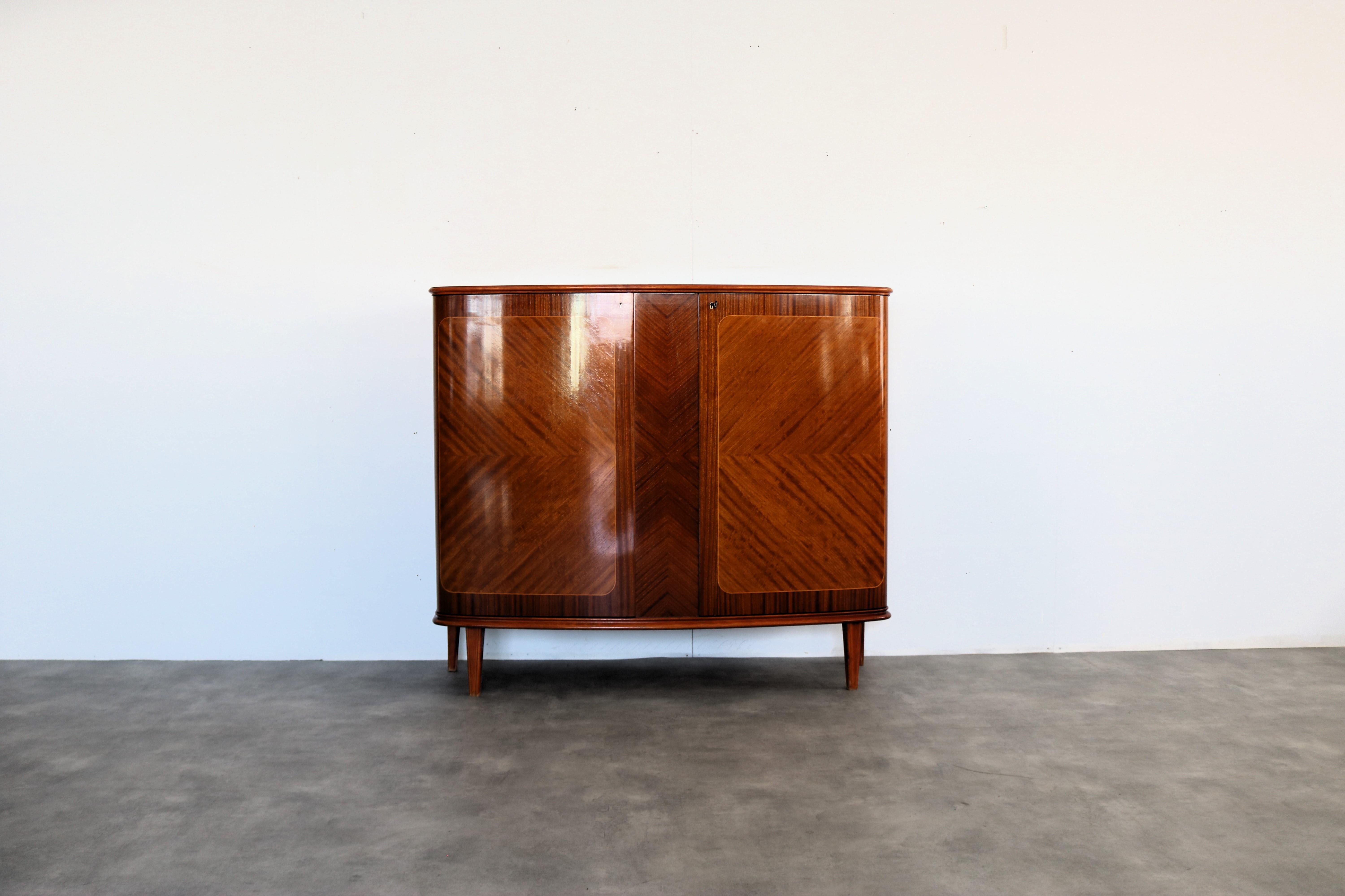 Vintage-Hängeschrank  Schrank  1950s  Bjasta

Zeitraum  1950s
Entwurf  Bjästa  Snickerifabriks  Schweden
Bedingung  gut  leichte Gebrauchsspuren
Größe  117 x 134 x 50 (HxBxT)

Details  Teakholz; Kirschholz;

Artikelnummer  2485