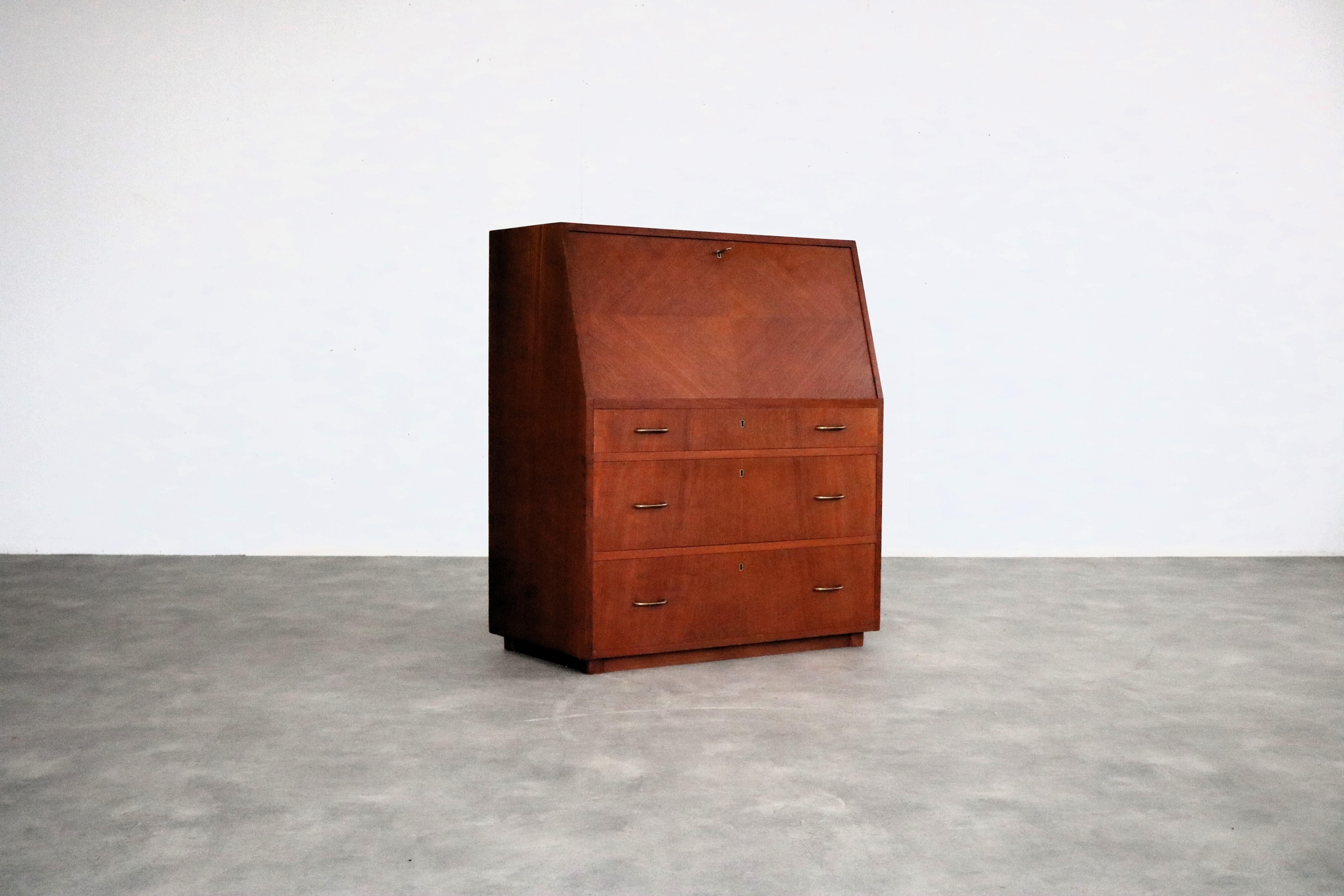 Vintage-Hängeschrank  Schrank  60s  Schweden

Zeitraum  60's
Entwurf  unbekannt  Schweden
Bedingung  gut  leichte Gebrauchsspuren
Größe  101 x 86 x 46 (HxBxT)

Details  Teakholz; Messing;

Artikelnummer  2632