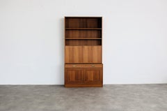 Armadio da parete svedese vintage, teak e vetro, inserti in ottone, anni '60