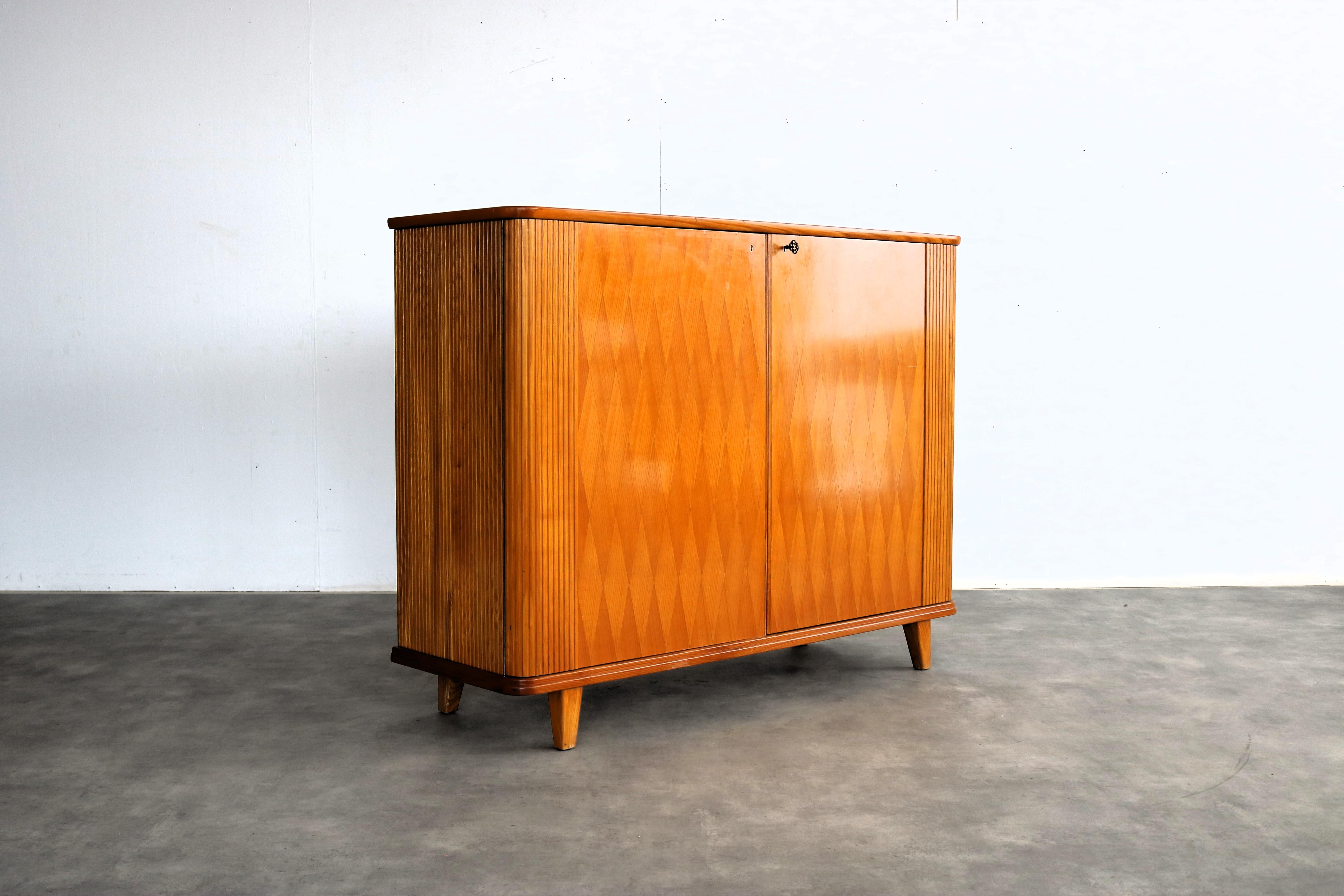 armario de pared vintage  unidad de pared  1950s  Suecia

periodo  1950s
diseño  desconocido  Suecia
condición  bien  ligeros signos de uso
talla  116 x 151 x 49 (AnxAlxPr)

detalles  madera;

número de artículo  2539