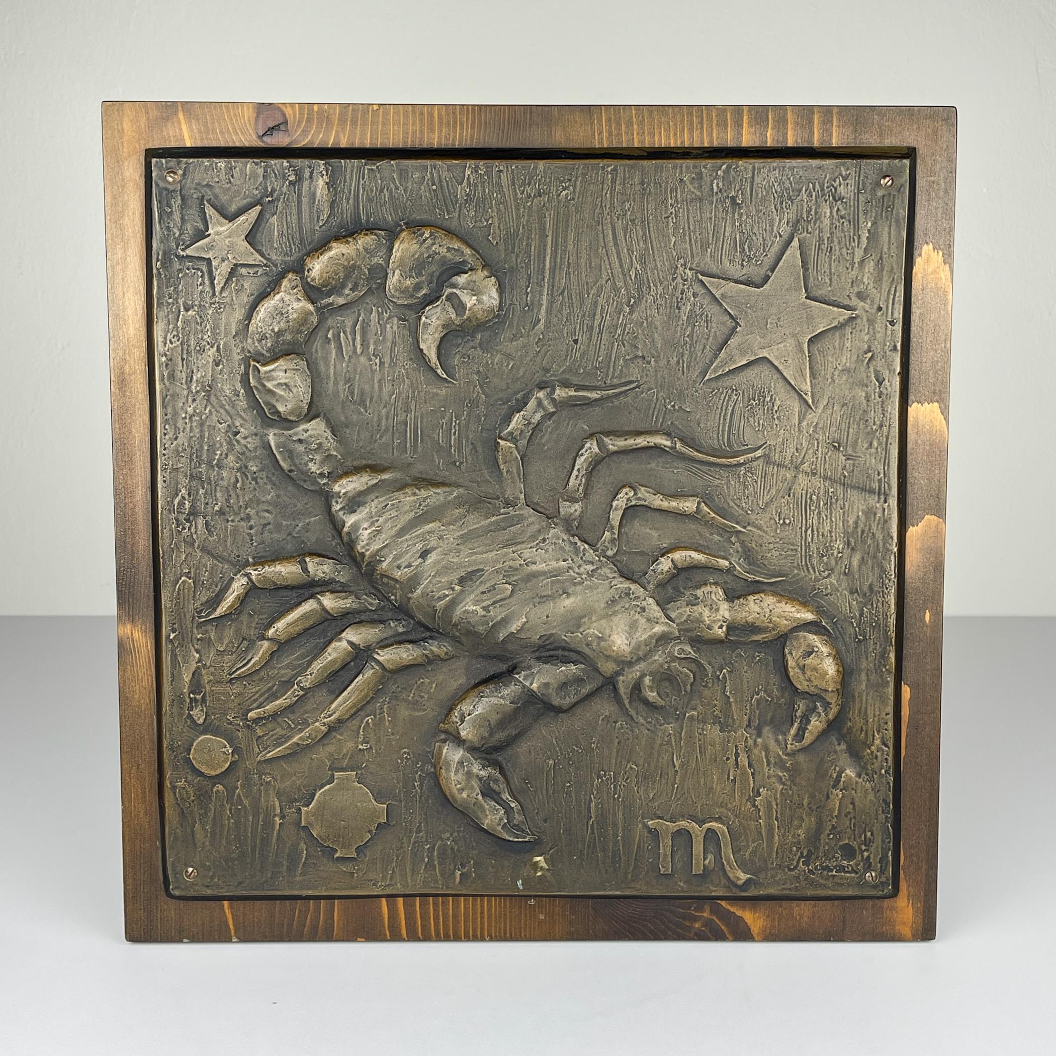 Décor mural vintage original Scorpio de Salvino Marsura fabriqué à Trévise, en Italie, dans les années 1960.
Salvino Marsura est un artiste italien né à Trévise en 1938. Sa carrière a débuté dans les années 1950 avec un ensemble d'œuvres comprenant
