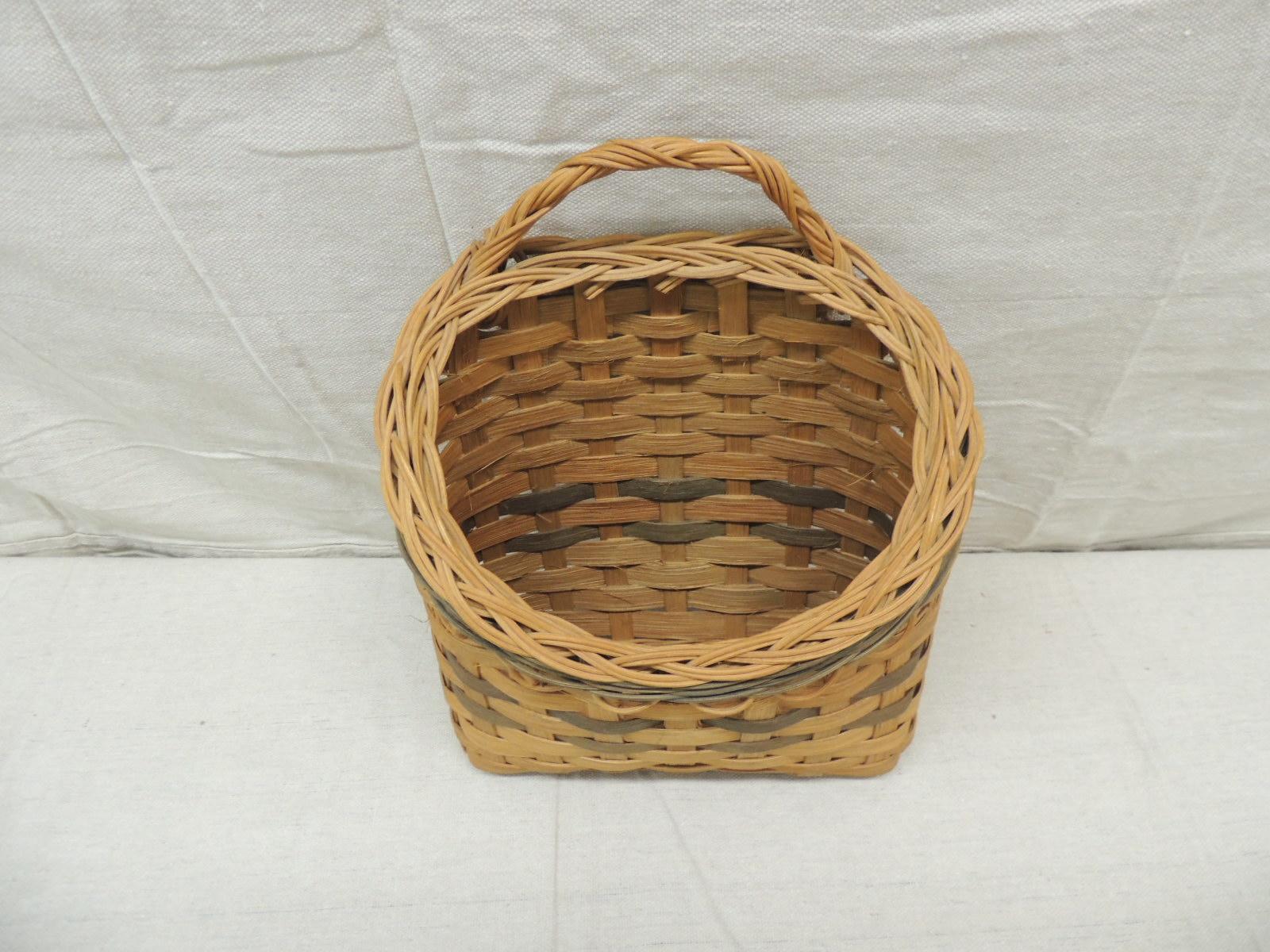 Vintage wall hanging decorative basket with handle.
Size: 9