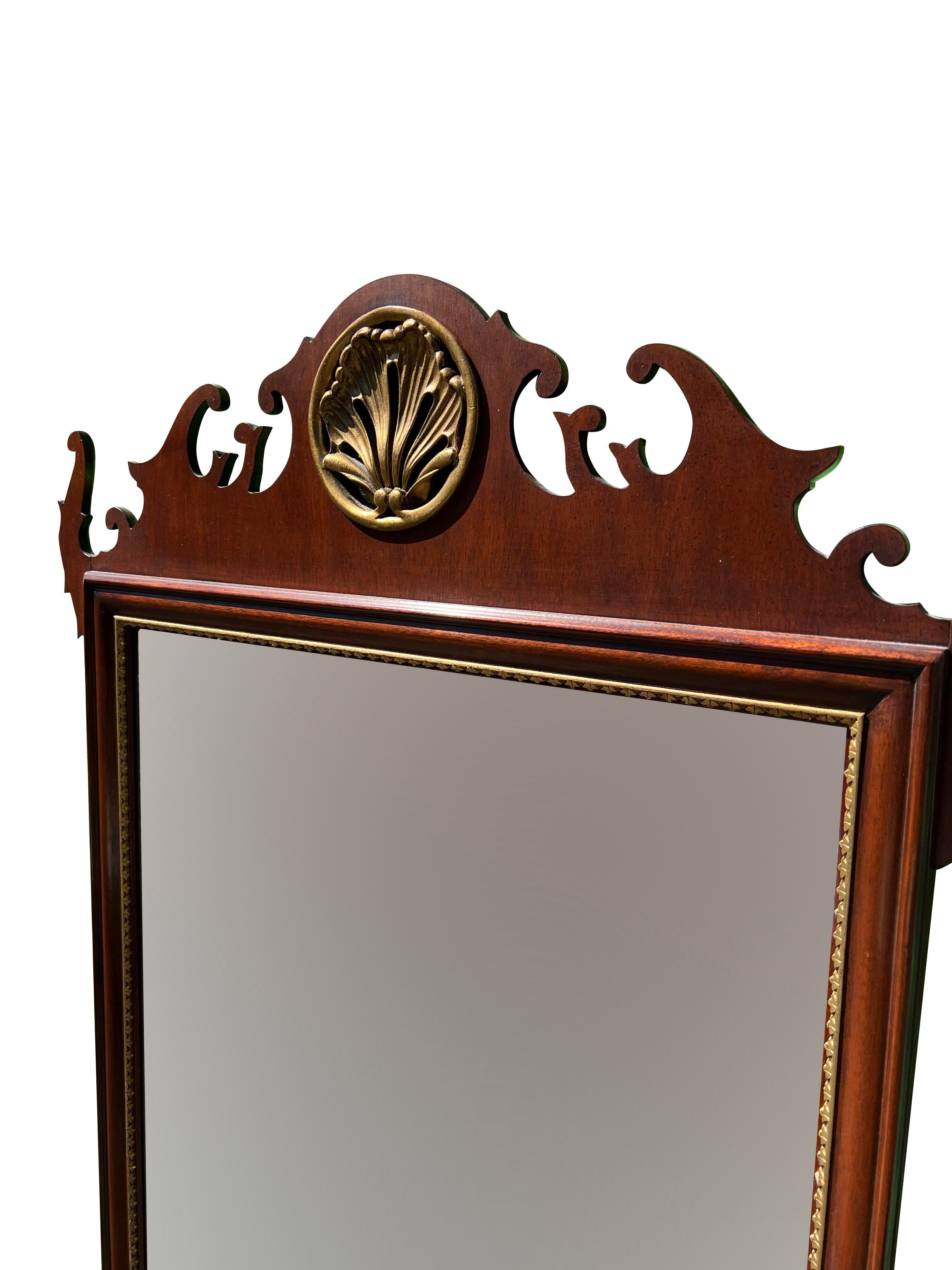 Este espejo vintage para colgar en la pared es una pieza bonita y funcional que complementará la decoración de cualquier hogar. Su diseño clásico y sus materiales de alta calidad lo convierten en un valioso complemento para tu colección.
Este espejo