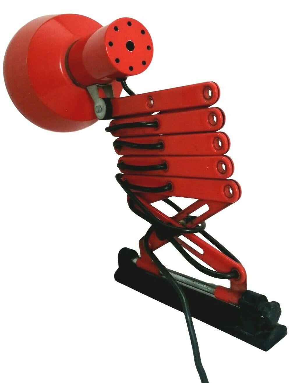 Wandleuchte Modell Pantograph, wahrscheinlich Stilnovo-Produktion aus den 1960er Jahren

Leuchtend rote Farbe, es erstreckt sich vollständig bis zu über 1 Meter, während der Diffusor allein 20 Zentimeter misst

Sehr guter Zustand, in Anbetracht