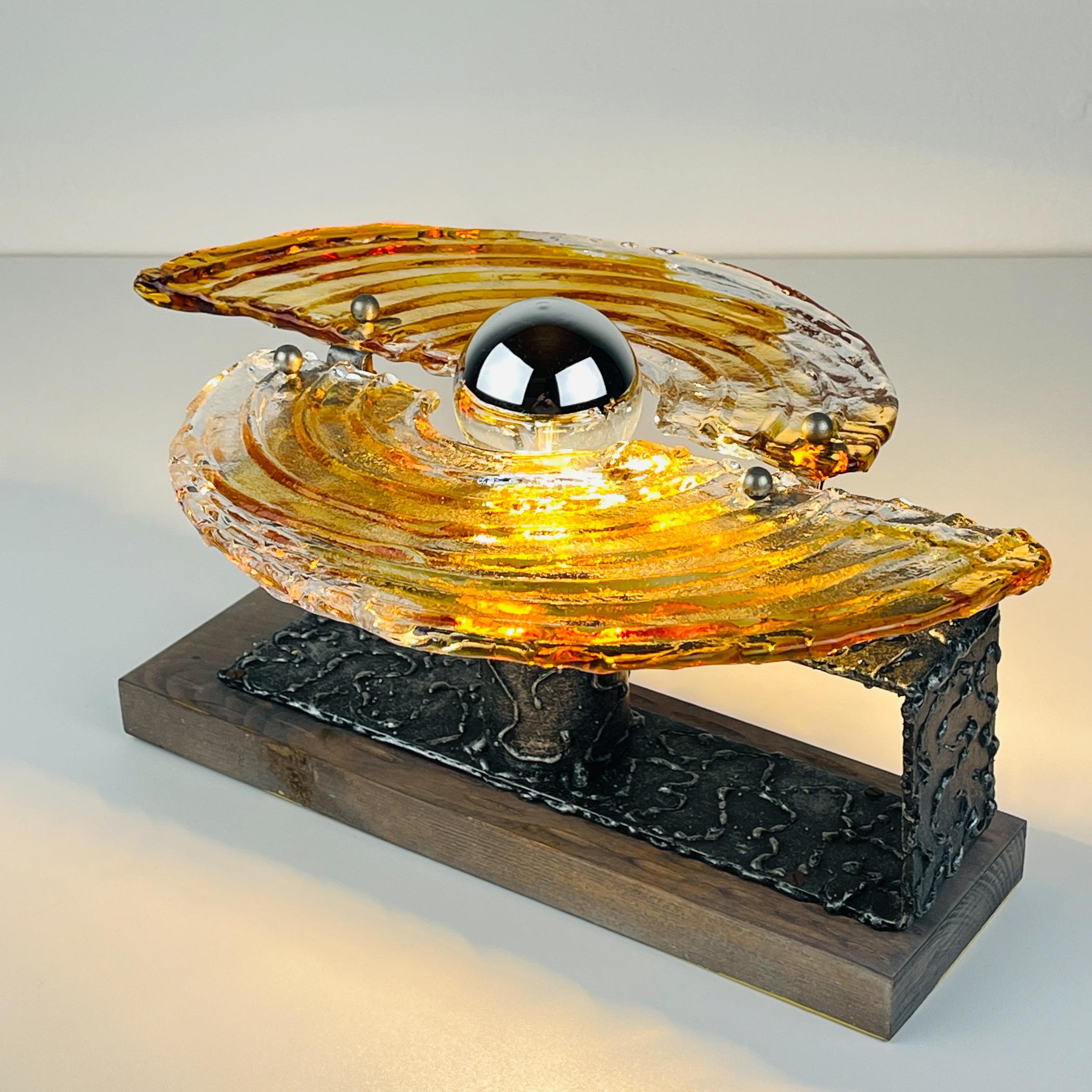 

Wandleuchte Brutalis aus der Mitte des Jahrhunderts, hergestellt in Italien in den 1970er Jahren.
Die Frontplatte ist aus Murano-Glas gefertigt und verleiht der Leuchte einen Hauch von Eleganz.

Die Lampe ist in sehr gutem Vintage-Zustand. Das