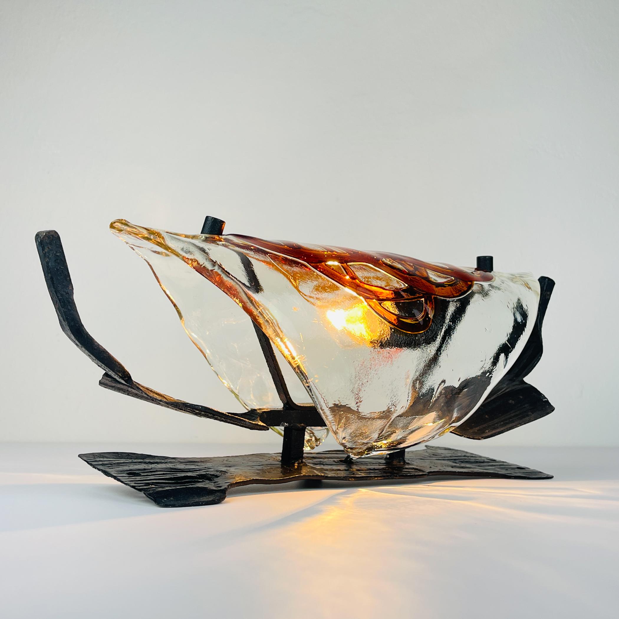 Wandleuchte Brutalis aus der Mitte des Jahrhunderts, hergestellt in Italien in den 1970er Jahren.
Die Frontplatte ist aus Murano-Glas gefertigt und verleiht der Leuchte einen Hauch von Eleganz.

Die Lampe ist in sehr gutem Vintage-Zustand. Das Glas