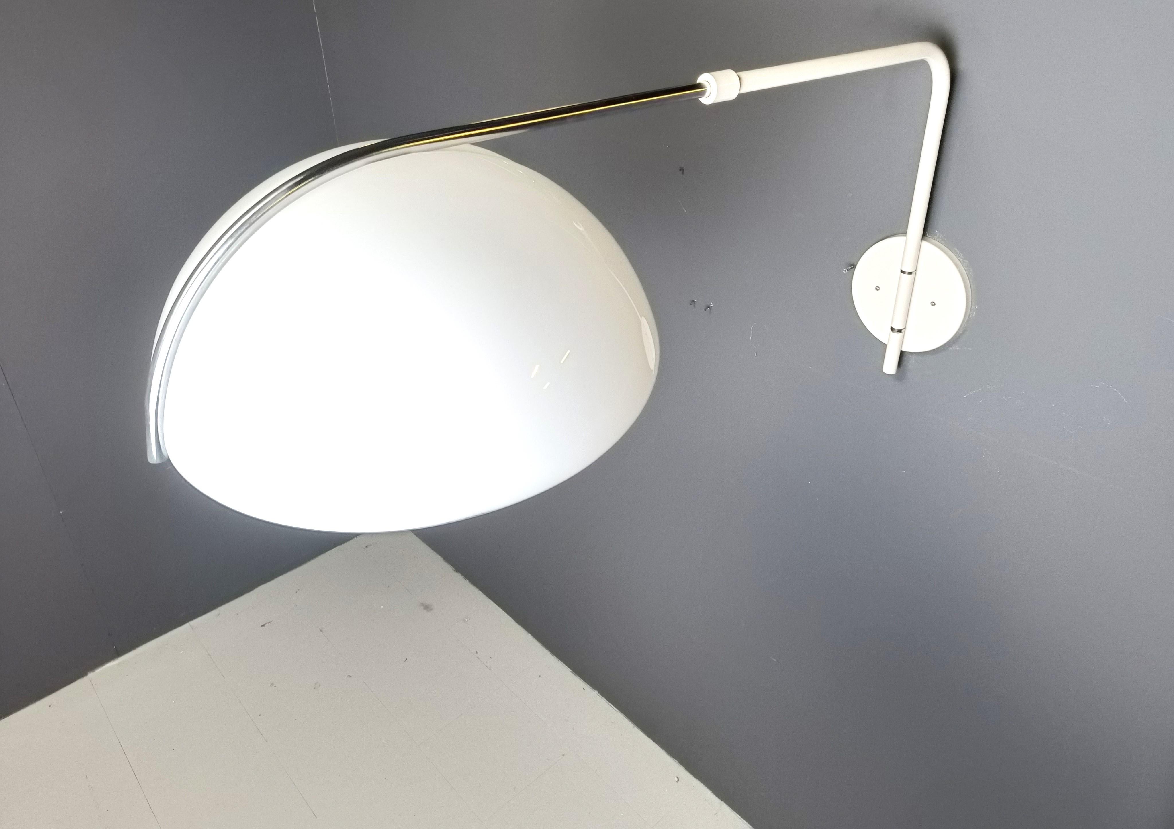 Vintage extendable wall lamp designed by Luigi Massoni for Guzzini.

This rare wall light is made out of a plastic shade, which also can be found on a similar table lamp designed by Massoni.

It feautures a white metal and chrome aarm.

Beautiful,