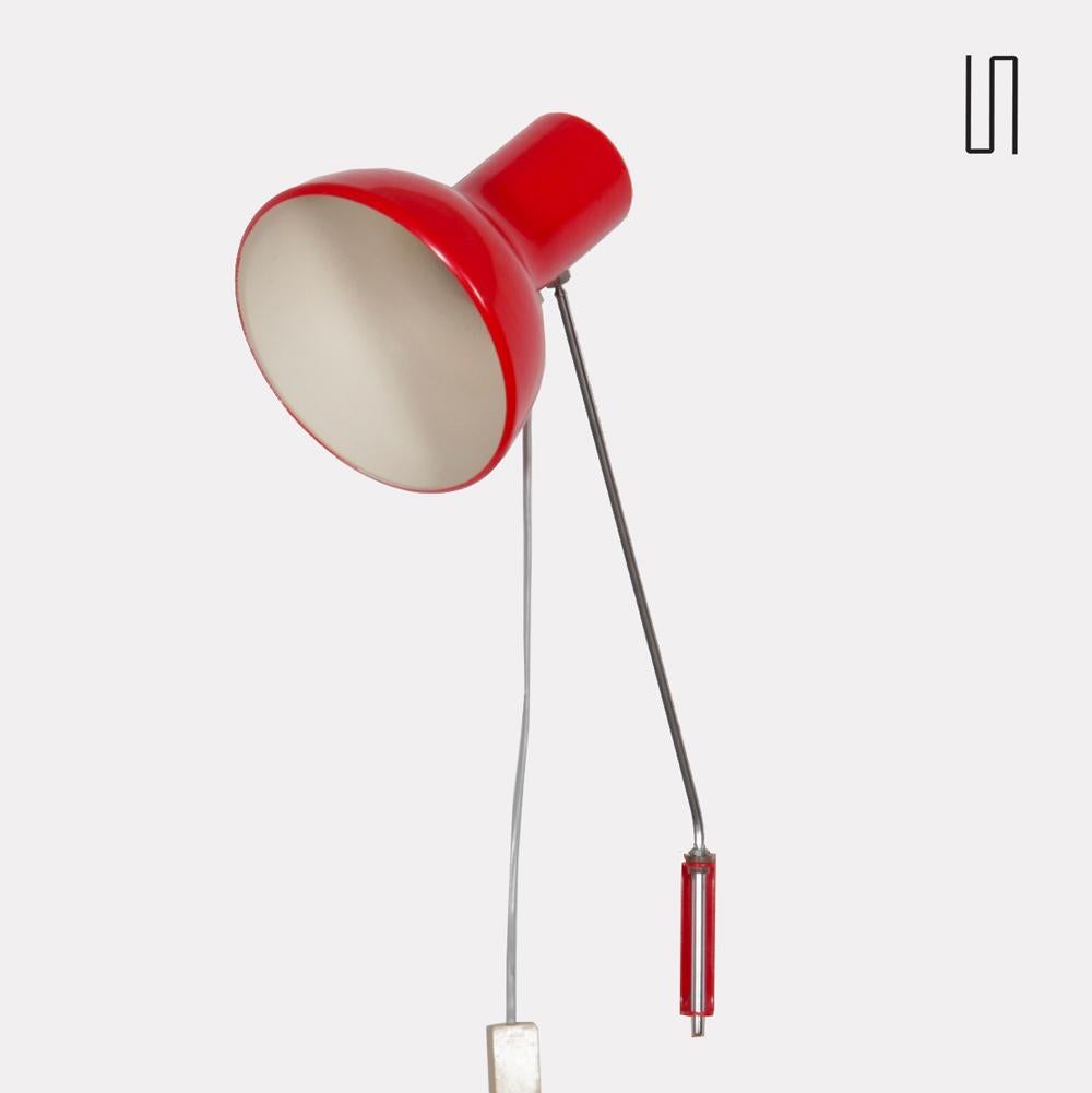 Vintage-Wandleuchte aus den 1970er Jahren. Es stammt aus der Tschechischen Republik. Diese Lampe ist aus rot lackiertem Metall gefertigt. Der Reflektor enthält einen Teil aus Plexiglas. Die elektrische Anlage wurde erneuert. Diese Wandlampe ist in