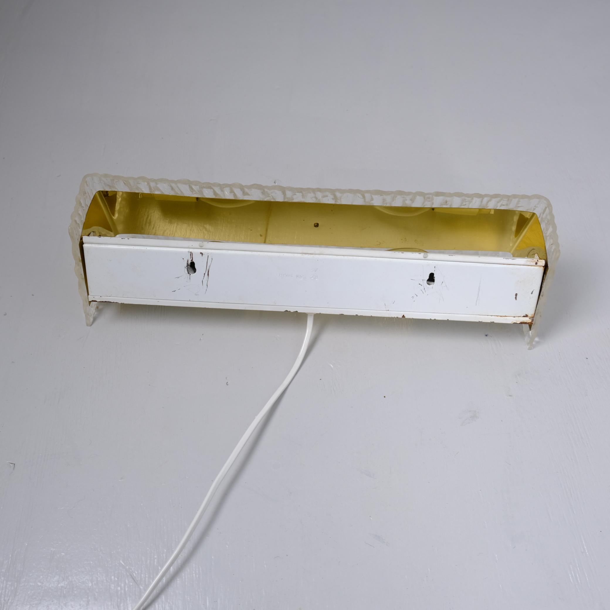 Lampe murale vintage en laiton et acrylique, Hyval, Finlande, 1970 en vente 3