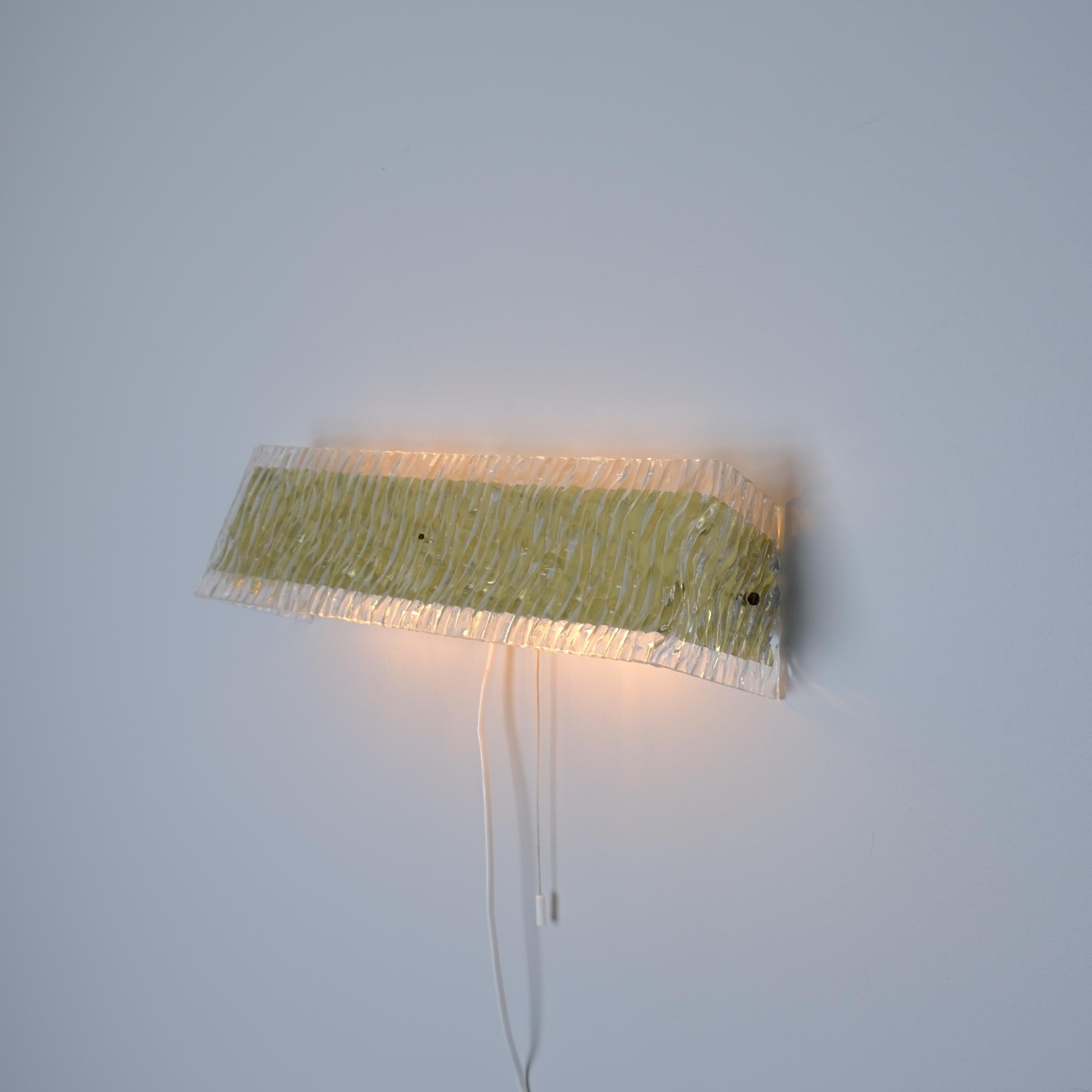 Une lampe encastrée moderne du milieu du siècle, fabriquée par les fabricants finlandais de lampes Hyval, numéro de modèle ... La lampe se compose d'un corps en métal blanc avec un diffuseur acrylique ondulé monté sur une feuille de laiton. Si la