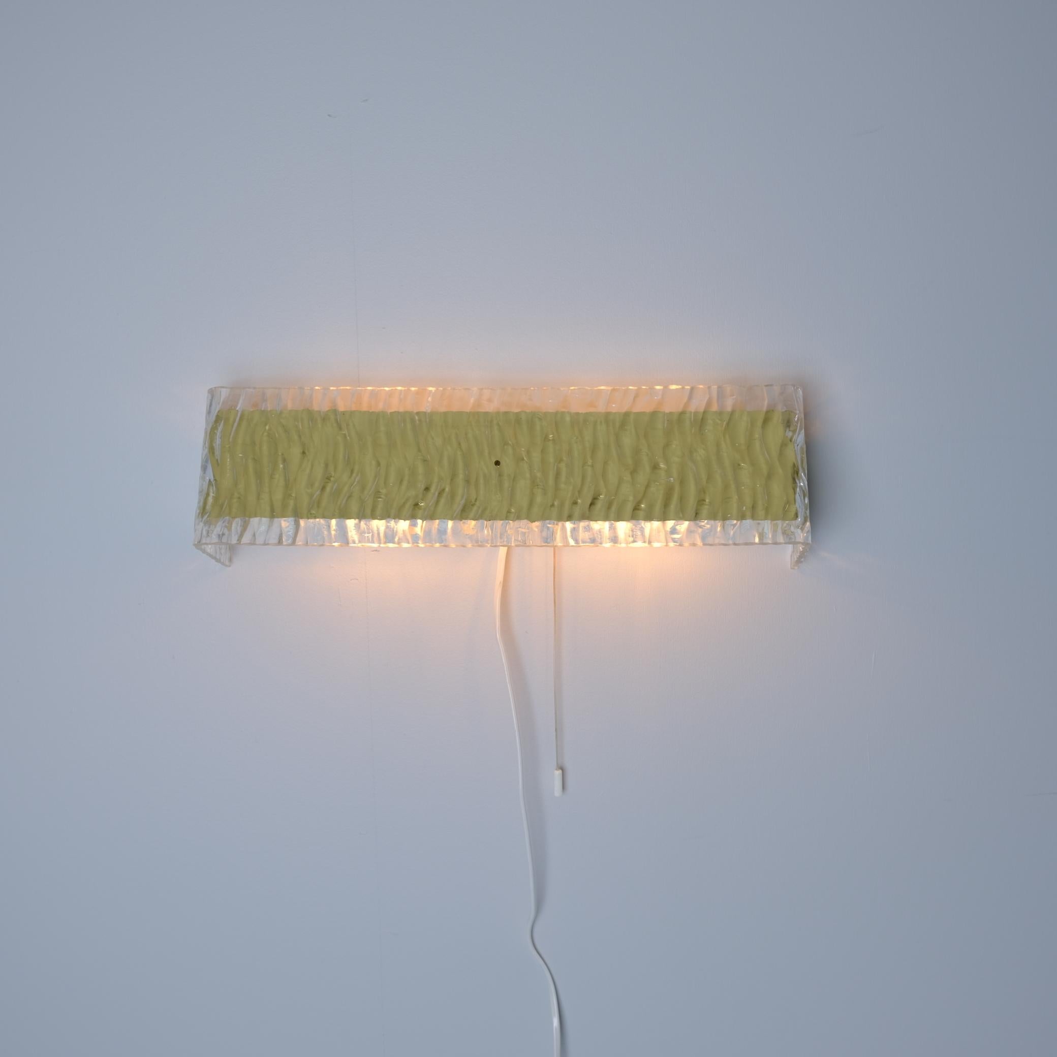 Mid-Century Modern Lampe murale vintage en laiton et acrylique, Hyval, Finlande, 1970 en vente