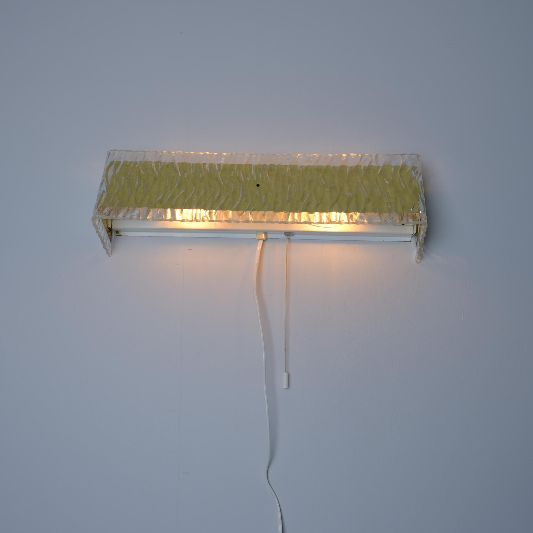 Finlandais Lampe murale vintage en laiton et acrylique, Hyval, Finlande, 1970 en vente