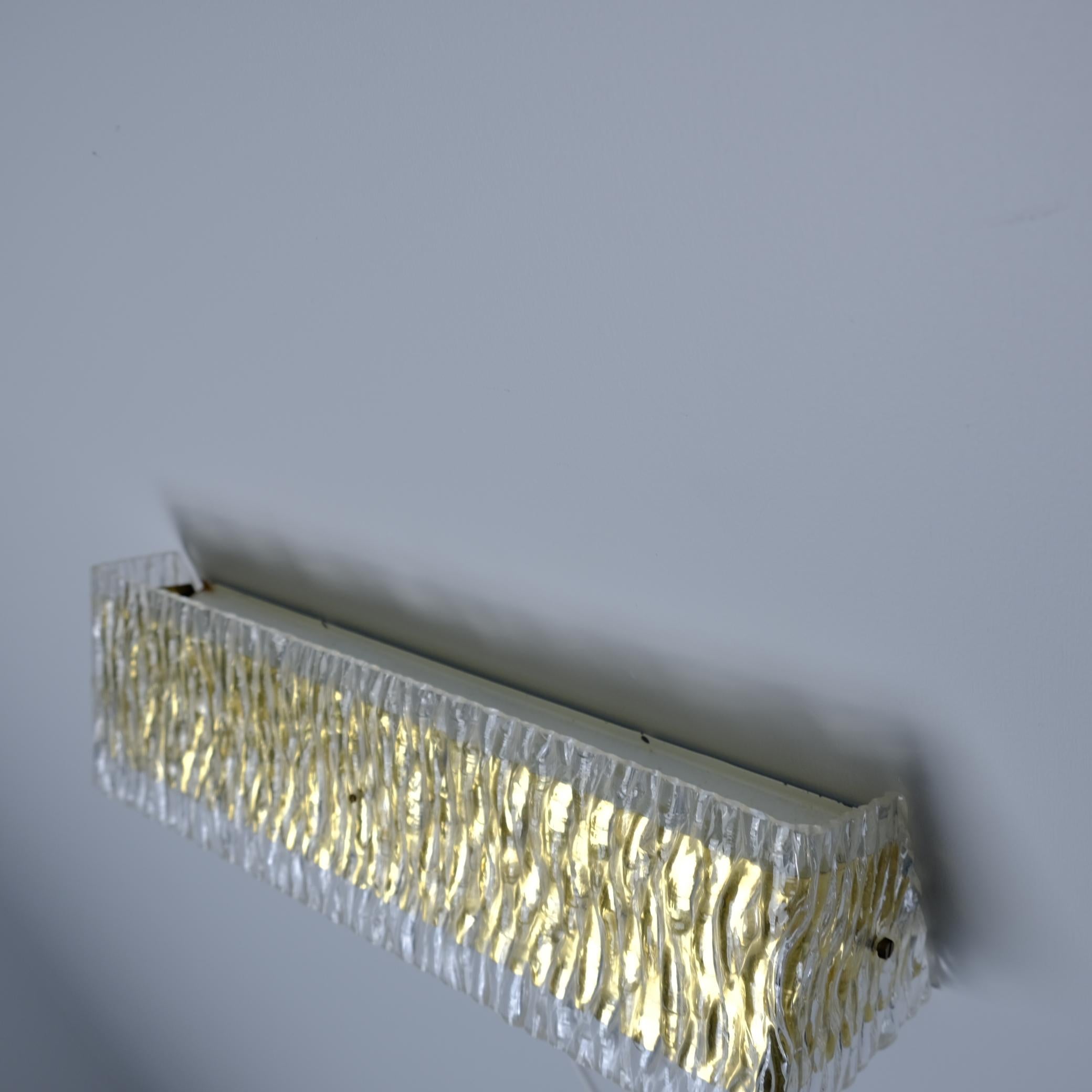 Fin du 20e siècle Lampe murale vintage en laiton et acrylique, Hyval, Finlande, 1970 en vente