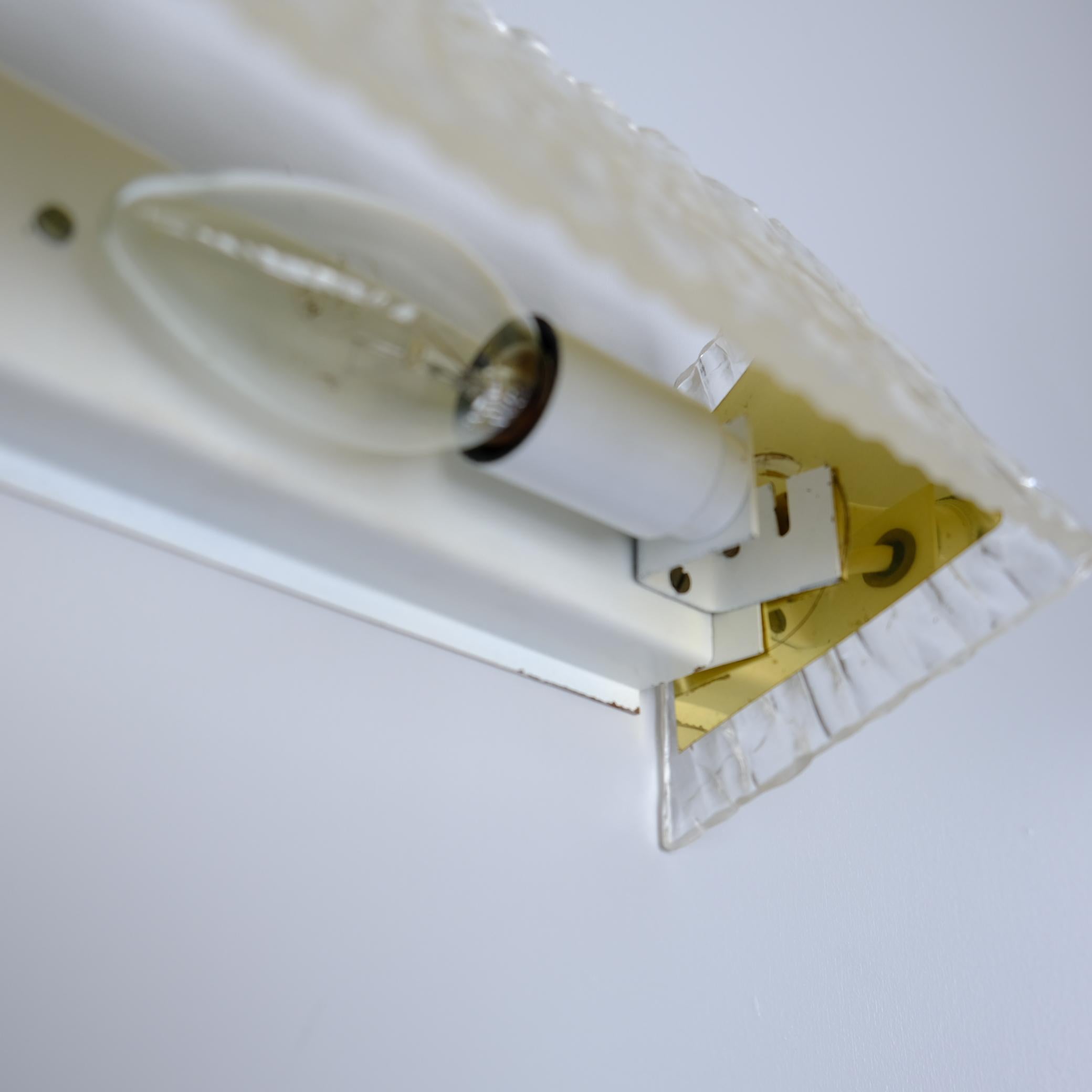 Laiton Lampe murale vintage en laiton et acrylique, Hyval, Finlande, 1970 en vente