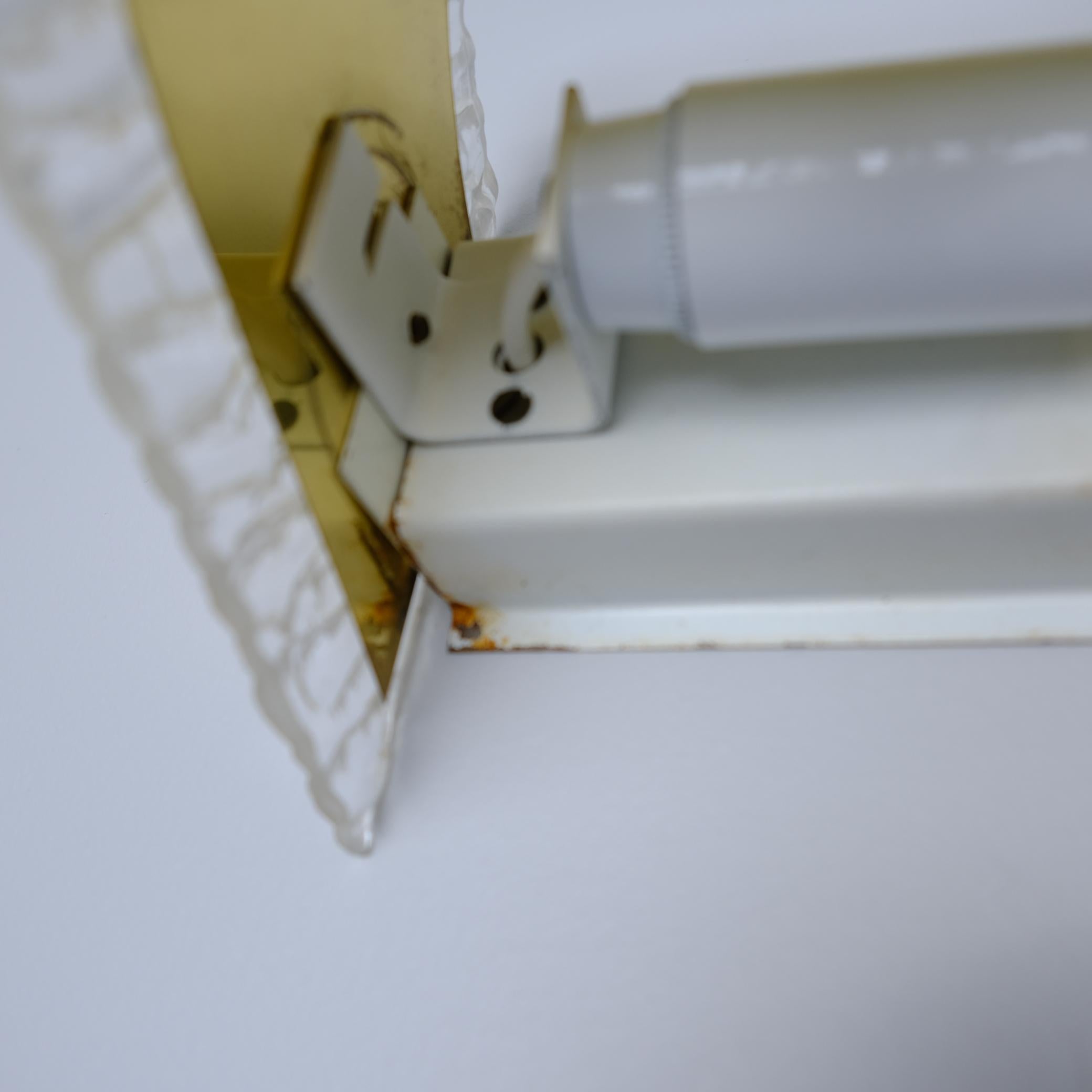 Lampe murale vintage en laiton et acrylique, Hyval, Finlande, 1970 en vente 1