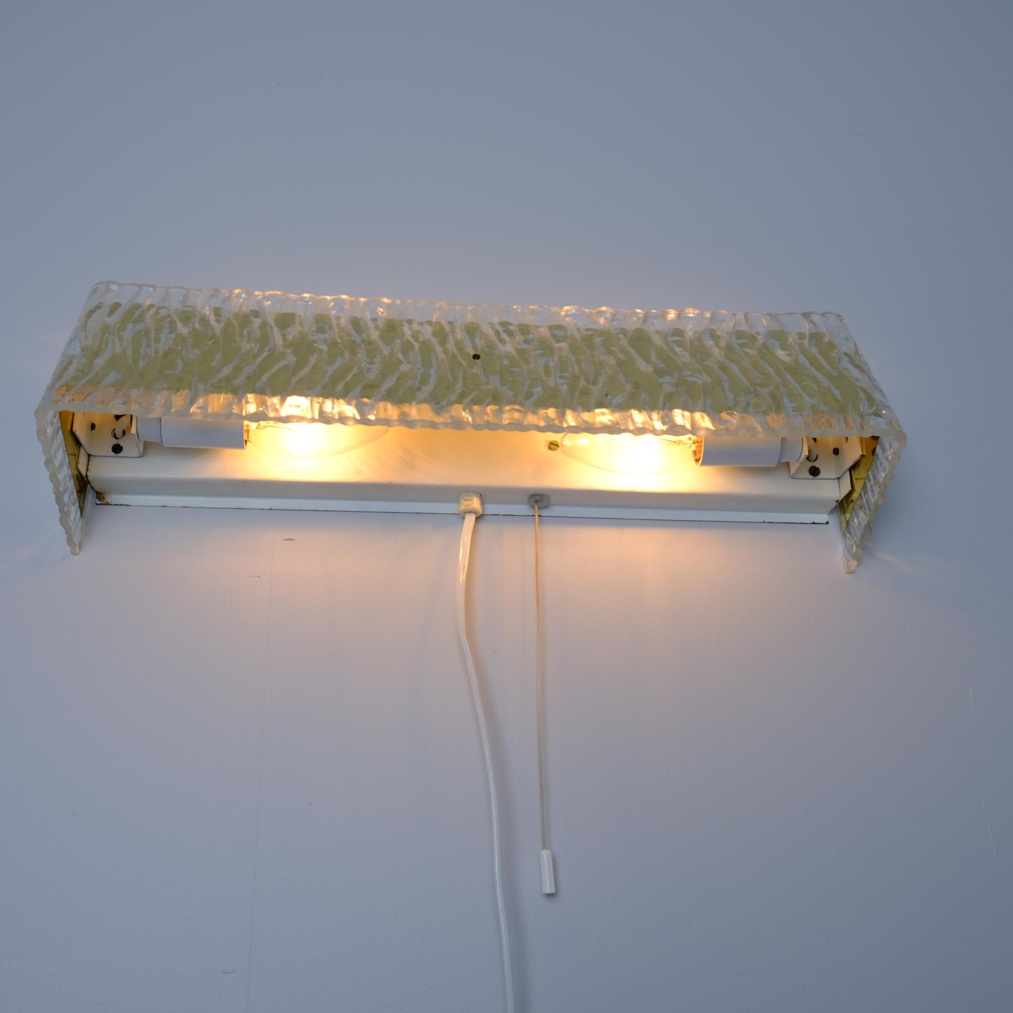 Lampe murale vintage en laiton et acrylique, Hyval, Finlande, 1970 en vente 2