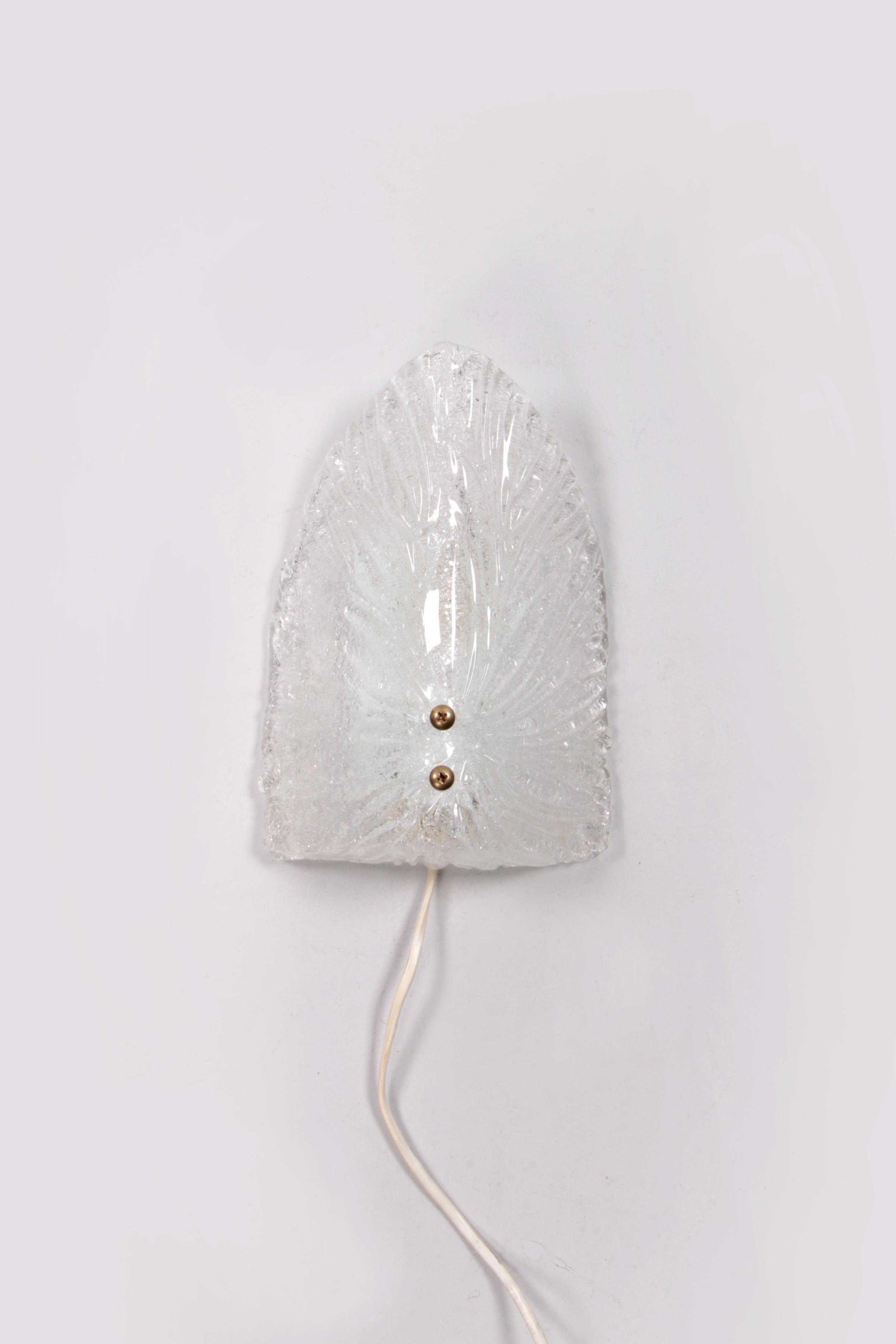 Lampe murale élégante avec un abat-jour épais en verre pressé au motif abstrait, fabriquée par Globen AB - design suédois des années 1960.

L'abat-jour en verre offre un éclairage vraiment agréable et chaleureux dans la pièce.

L'état est bon.