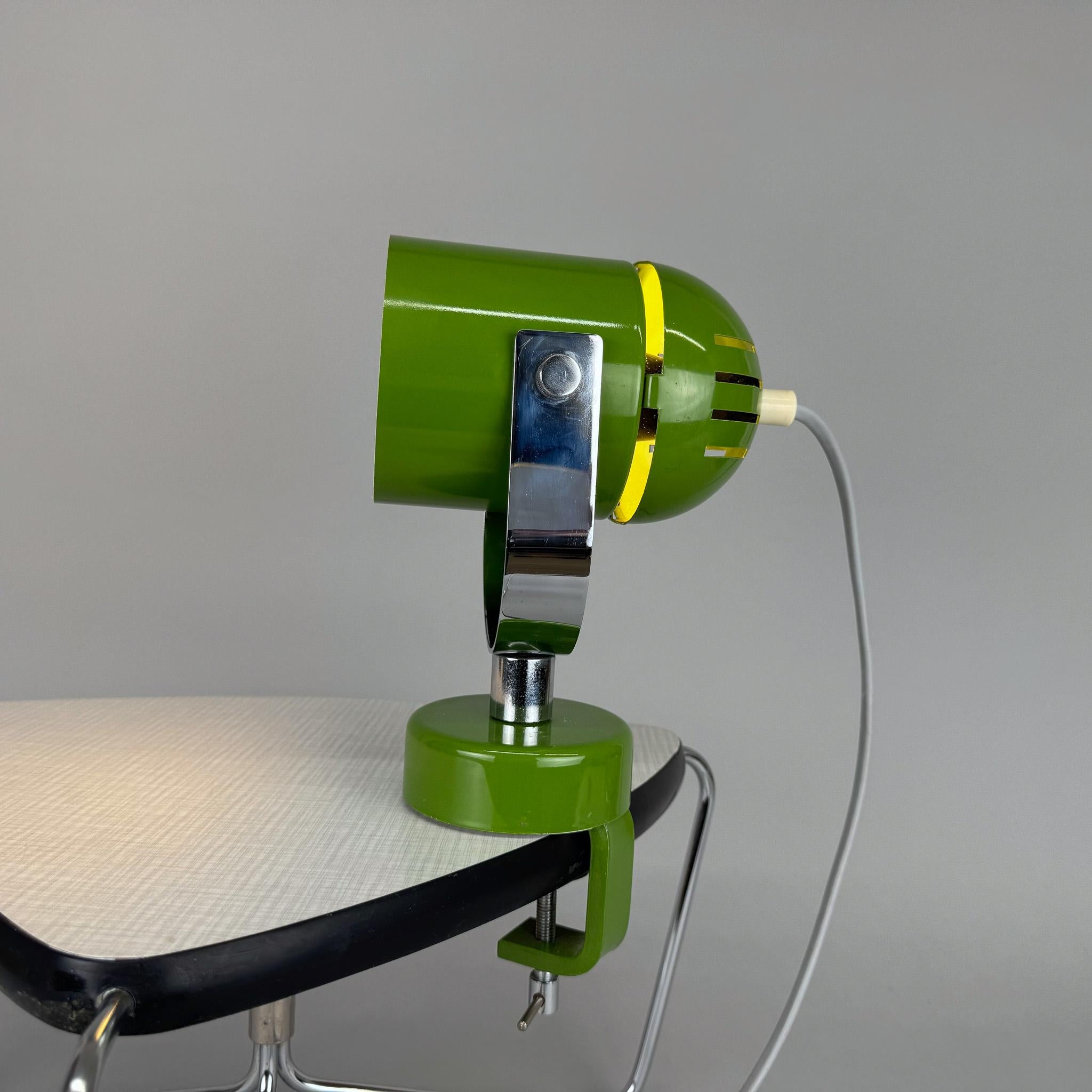 Lampada vintage progettata dal designer cecoslovacco Stanislav Indra e prodotta negli anni Settanta. La lampada può essere montata a parete o su una mensola con un morsetto di ricambio. Lampadina: 1 x E27 (E26). Adattatore USA incluso.
