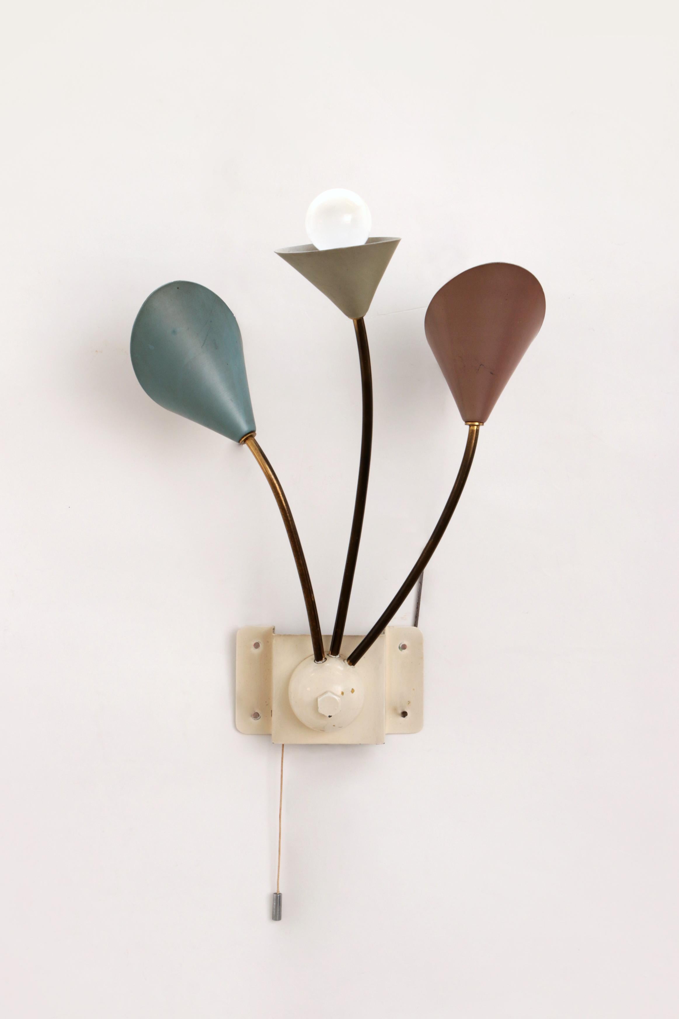 Vintage Wandlampe mit 3 Lichtern - Messing Metall, 1960 Dänemark

Entdecken Sie den Charme der 60er Jahre mit unserer Vintage-Wandleuchte, die jedem Raum eine stilvolle und warme Atmosphäre verleiht. Diese einzigartige Wandleuchte mit ihren drei