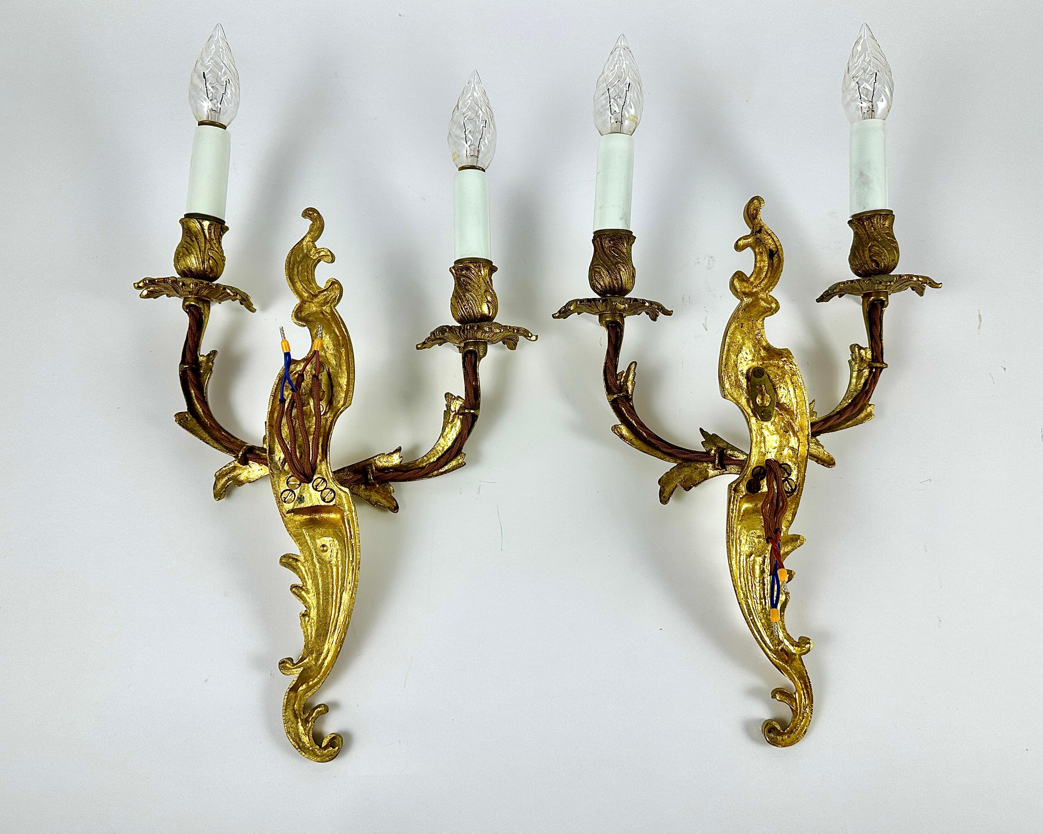 Apliques de bronce vintage de estilo Luis XV con vaciado voluminoso, muy bonitos.

Soporte de bronce dorado y hecho a mano por artesanos.

La decoración consiste en estilizadas volutas de acanto entrelazadas de estilo rococó.

Los detalles