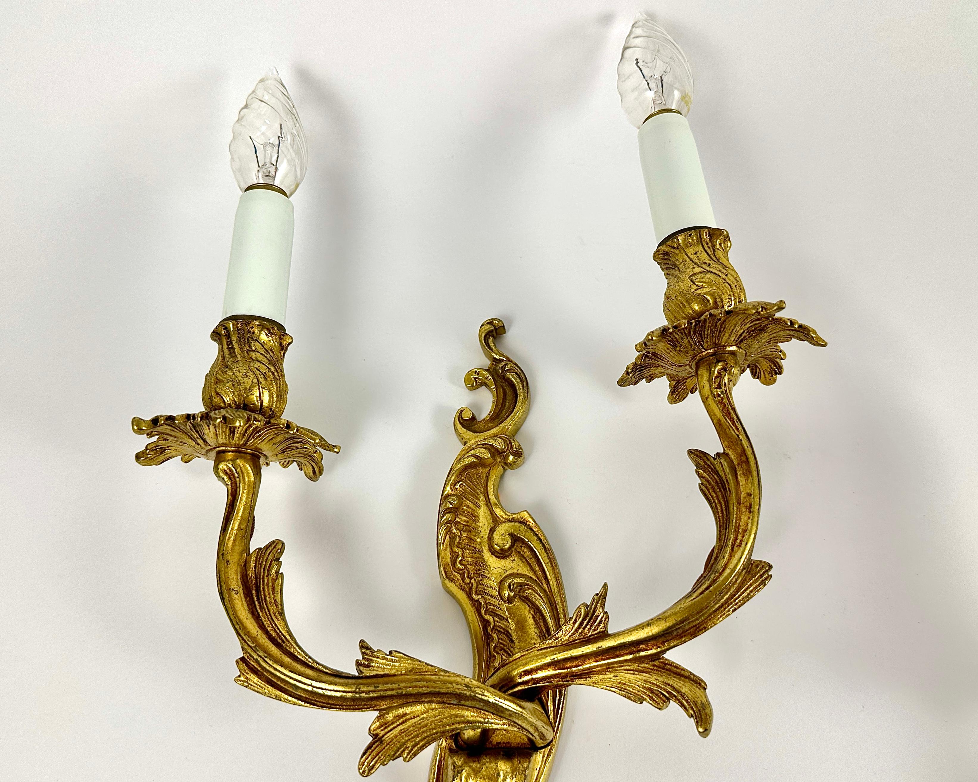 Lámparas de Pared Vintage Con Dos Apliques de Bronce Dorado Estilo Luis XV Rococó en venta