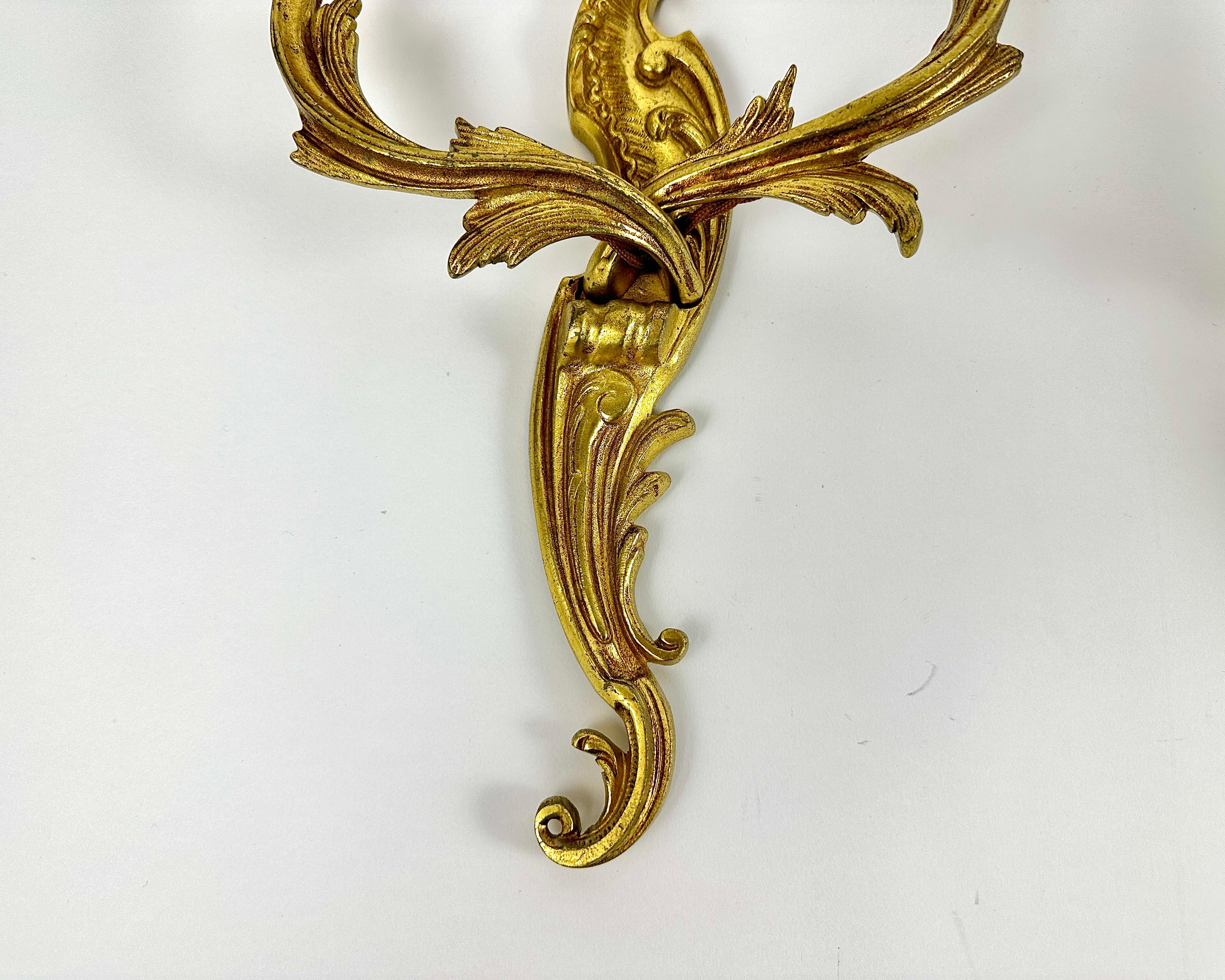 Lámparas de Pared Vintage Con Dos Apliques de Bronce Dorado Estilo Luis XV Europeo en venta