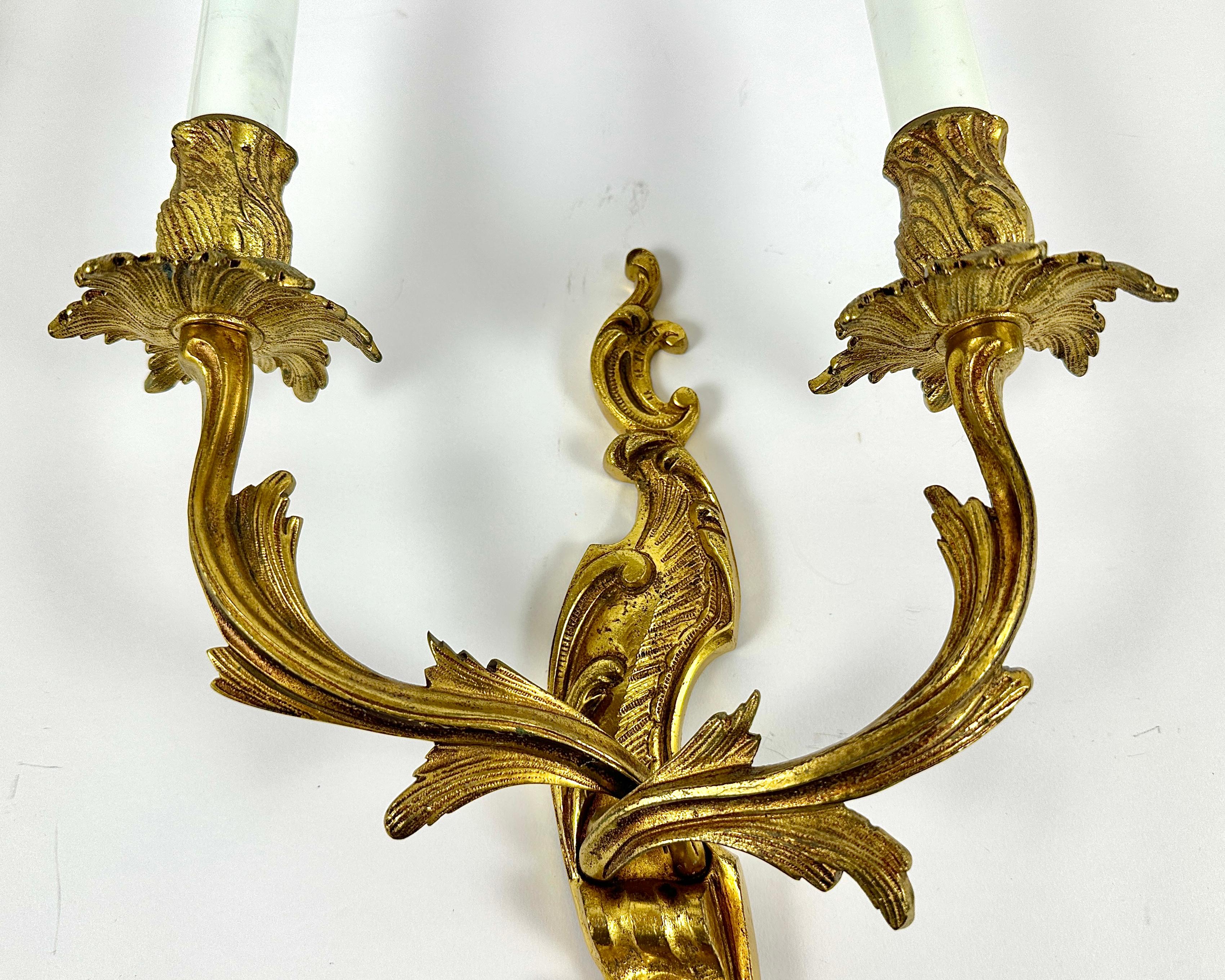 Lámparas de Pared Vintage Con Dos Apliques de Bronce Dorado Estilo Luis XV en Excelente estado para la venta en Bastogne, BE