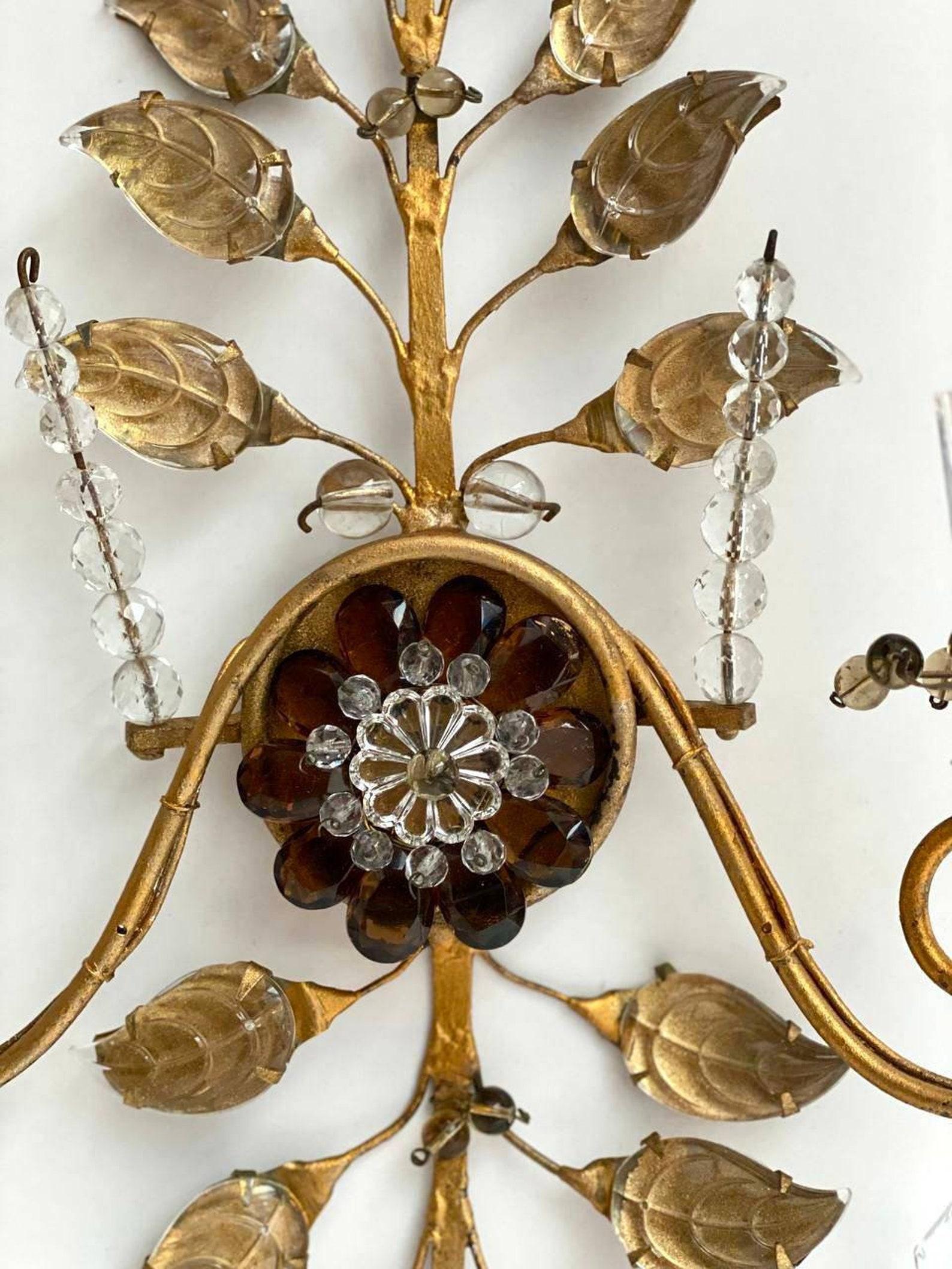 Italian crystal flower and metal wall sconce by Banci Florence, Italy, 1960s. 

A wonderful vintage floral sconce by Banci Firenze with crystal flowers and leaves. 

The wall light has a beautiful patina and gives each room an eclectic