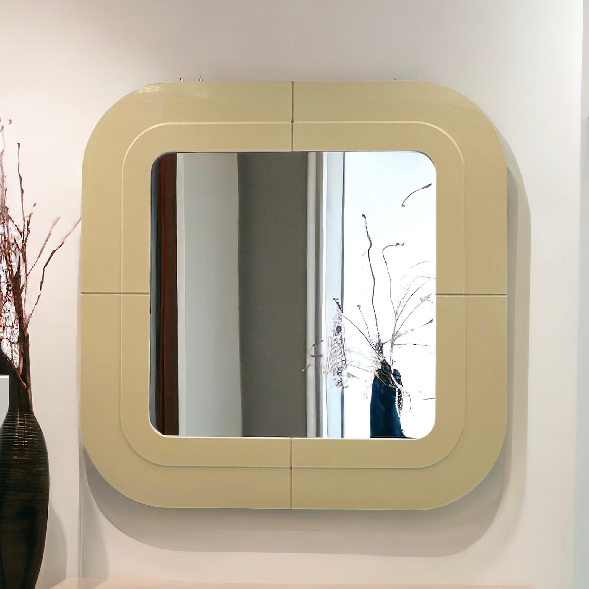 Magnifique et iconique miroir Kartell vintage en blanc cassé, conçu par Anna Castelli Ferrieri dans les années 60.

Ce chef-d'œuvre de la modernité du milieu du siècle présente un cadre carré aux angles élégamment incurvés, fabriqué en plastique