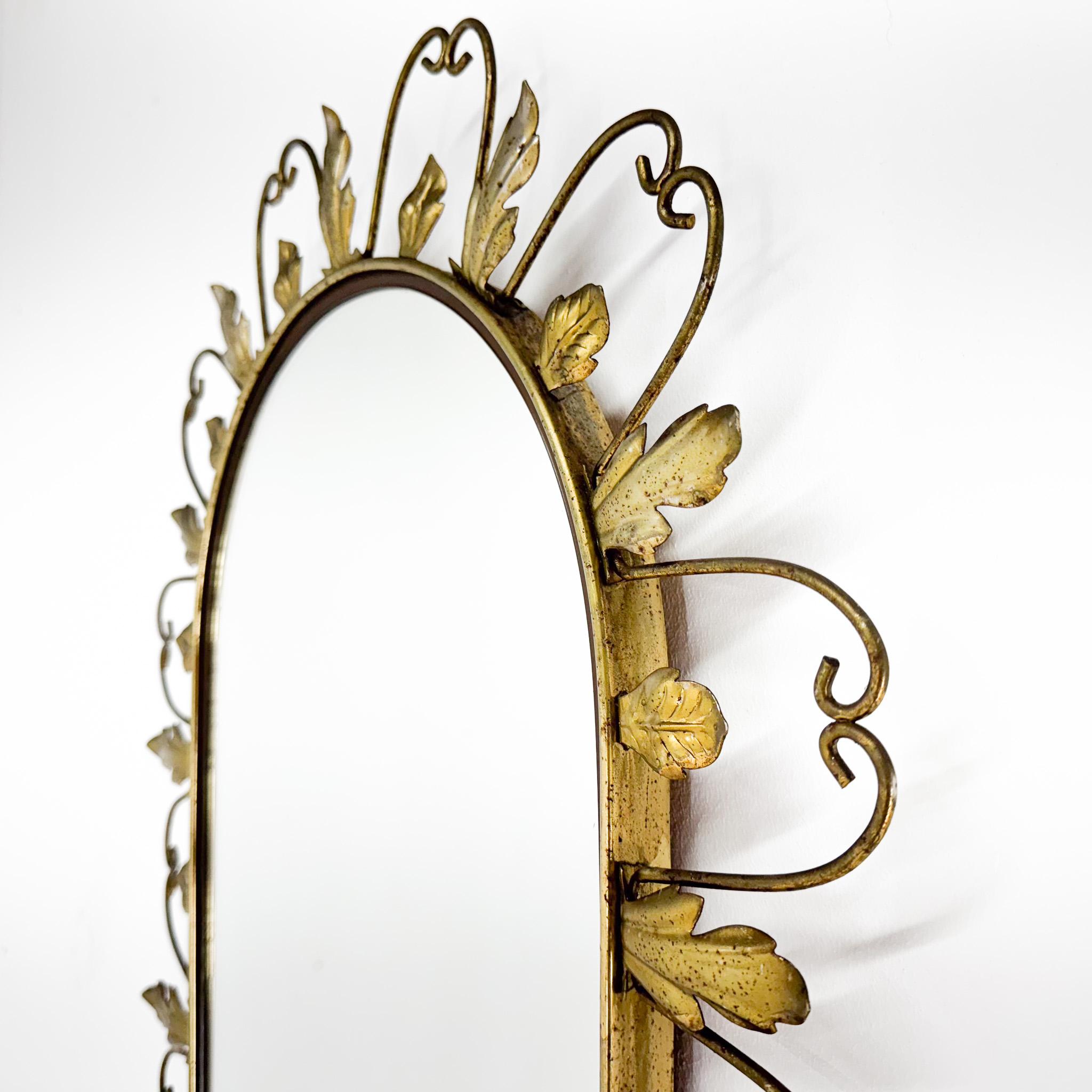 Miroir mural vintage dans un cadre métallique. Etat original. 