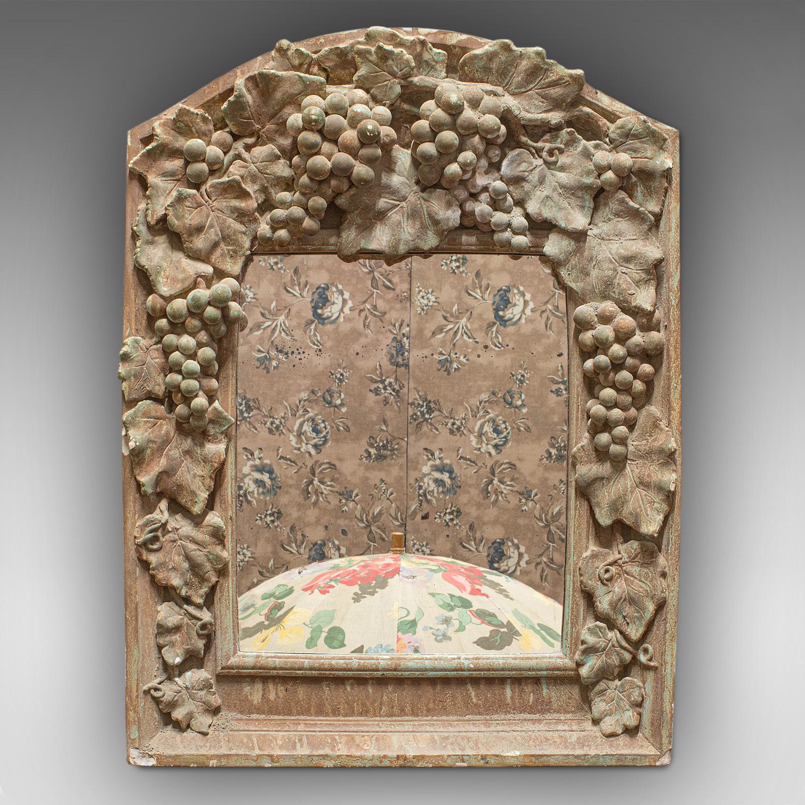 Si tratta di uno specchio da parete vintage. Specchio da sala o da soffitto in gesso, francese, risalente alla metà del XX secolo, circa 1950.

Il fascino della casa di campagna francese
Presenta una patina invecchiata di grande