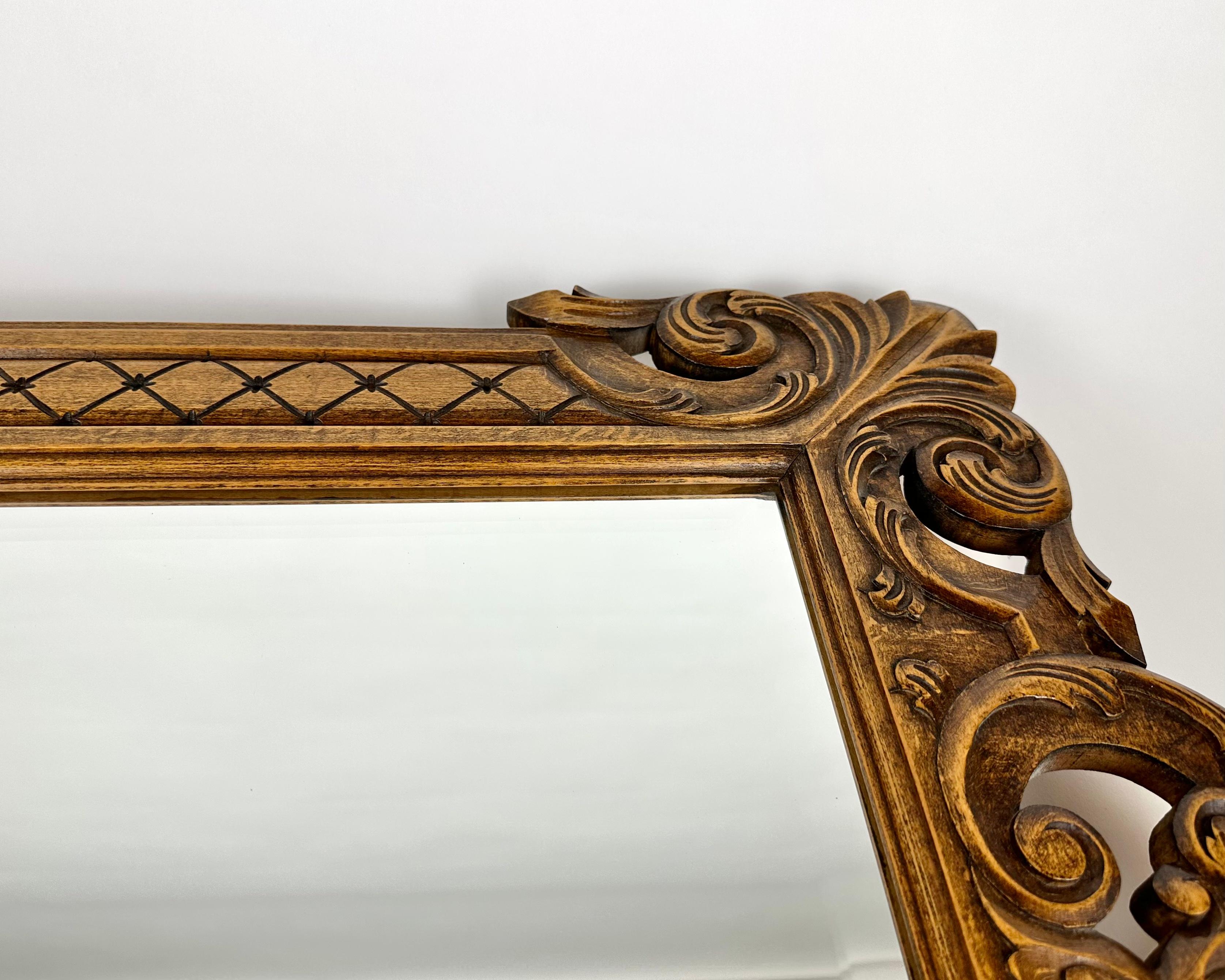 Vintage Wall Mirror In Wooden Carved Frame, 20th Century  For Sale 1