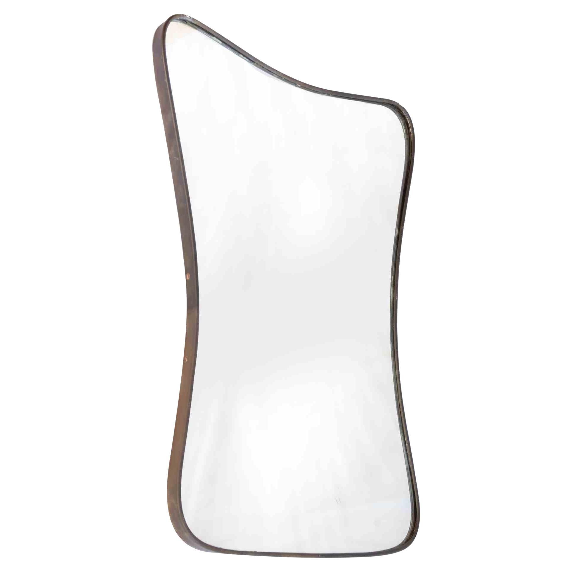 El espejo de pared vintage es un objeto de diseño original realizado a mediados del siglo XX por el fabricante italiano

Metal Latón y Vidrio

Da un toque de elegancia a tu habitación con este asombroso espejo.