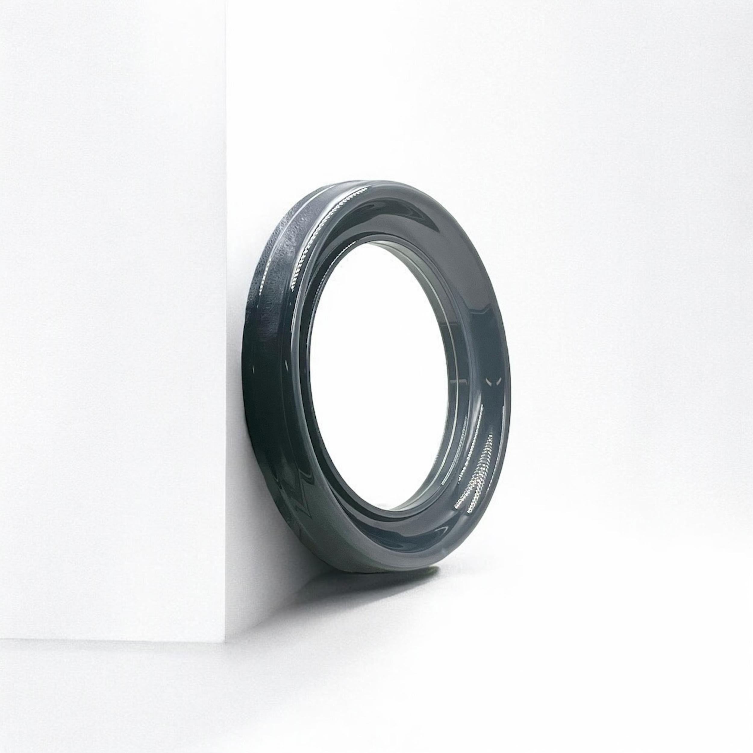 Rehaussez votre décoration avec cet exquis miroir en plastique des années 70, une pièce intemporelle de l'âge d'or du design italien. 

Le cadre circulaire bleu foncé du miroir offre un accent audacieux mais de bon goût, tandis que ses bords épais