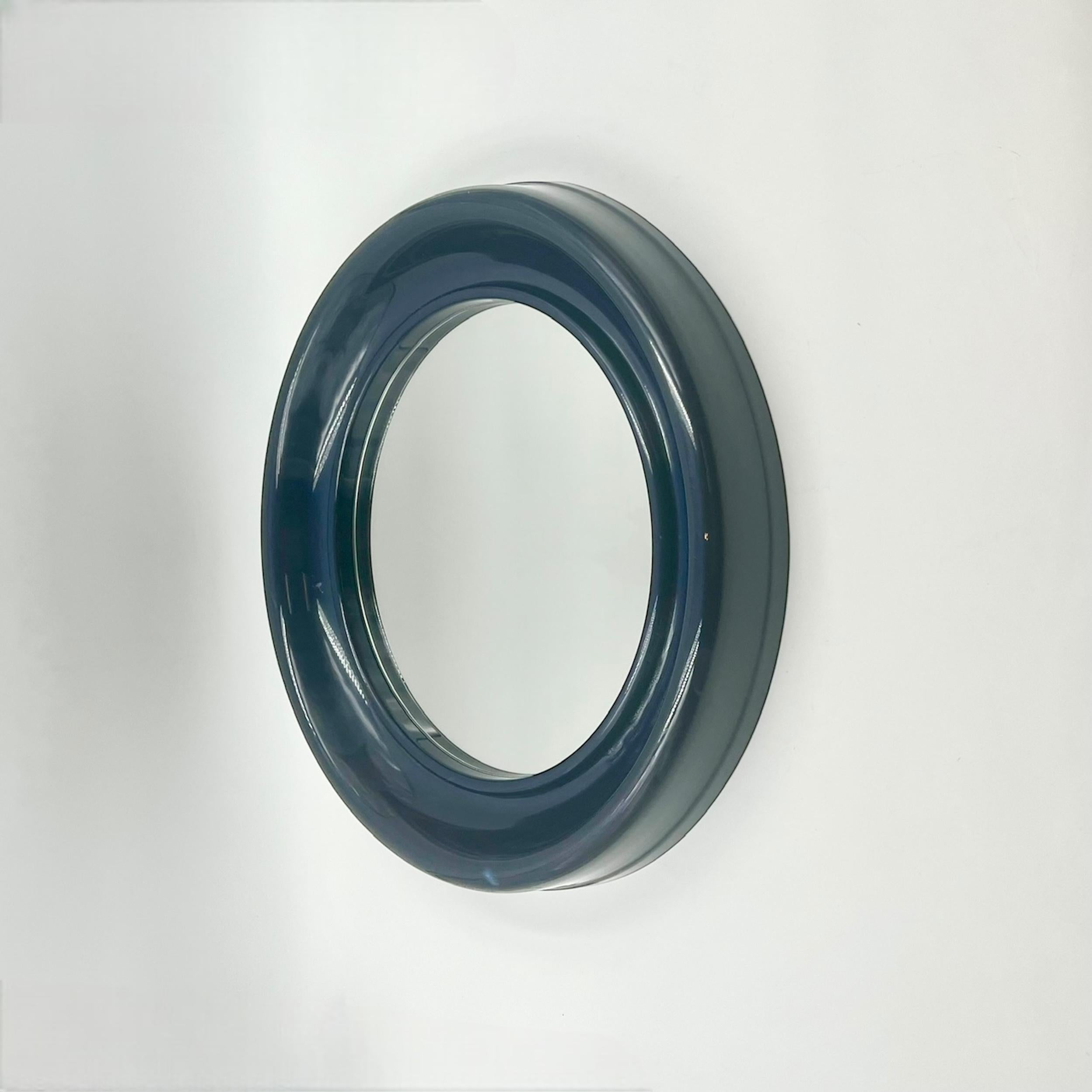 Ère spatiale Miroir mural vintage avec cadre bleu en plastique audacieux, années 1960 en vente