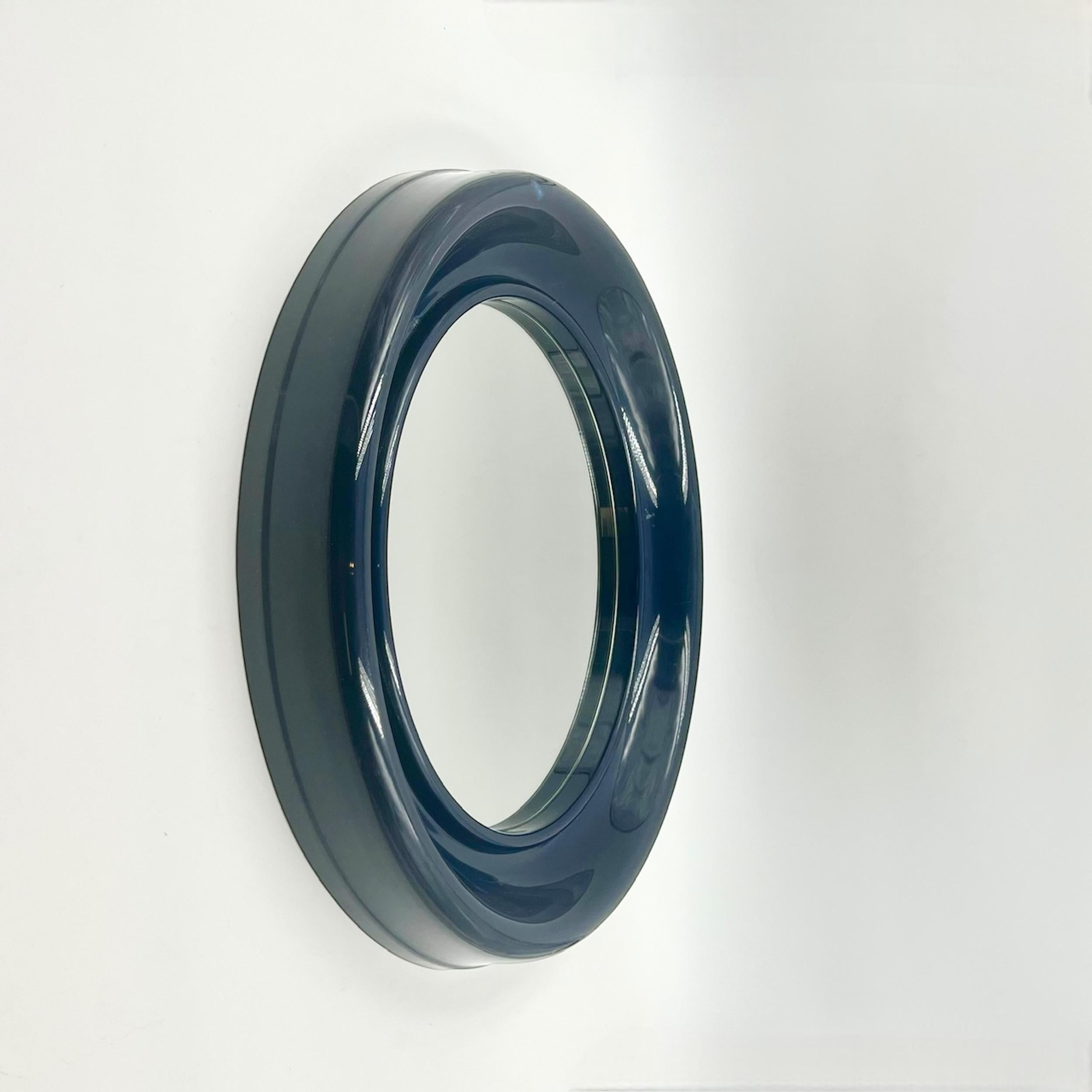 italien Miroir mural vintage avec cadre bleu en plastique audacieux, années 1960 en vente